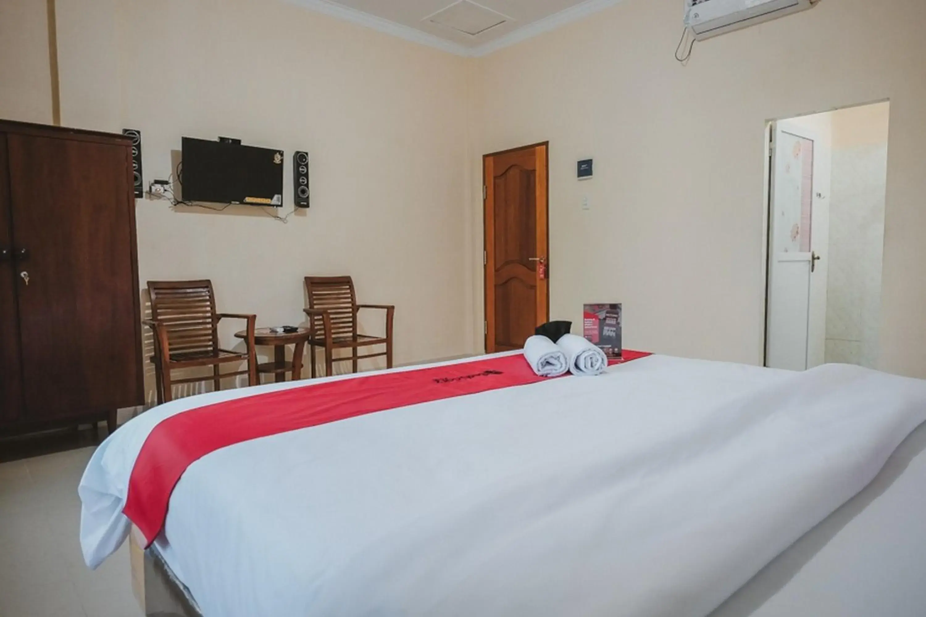 Bed in RedDoorz near Ringroad City Walks Medan Bed in RedDoorz near Ringroad City Walks Medan
