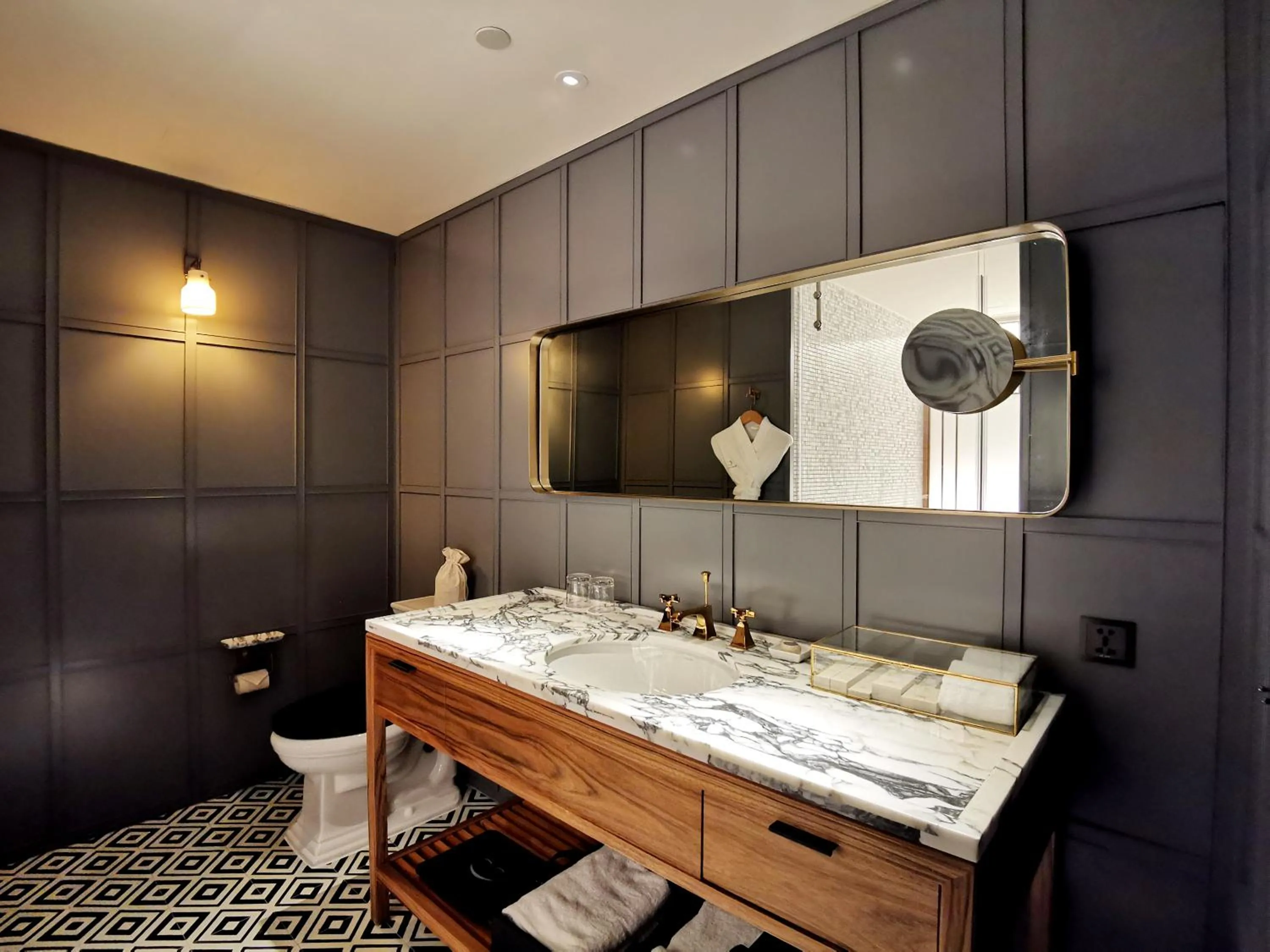 Toilet in Hotel Kapok Shenzhen HouHai (Close to Shenzhen Bay)