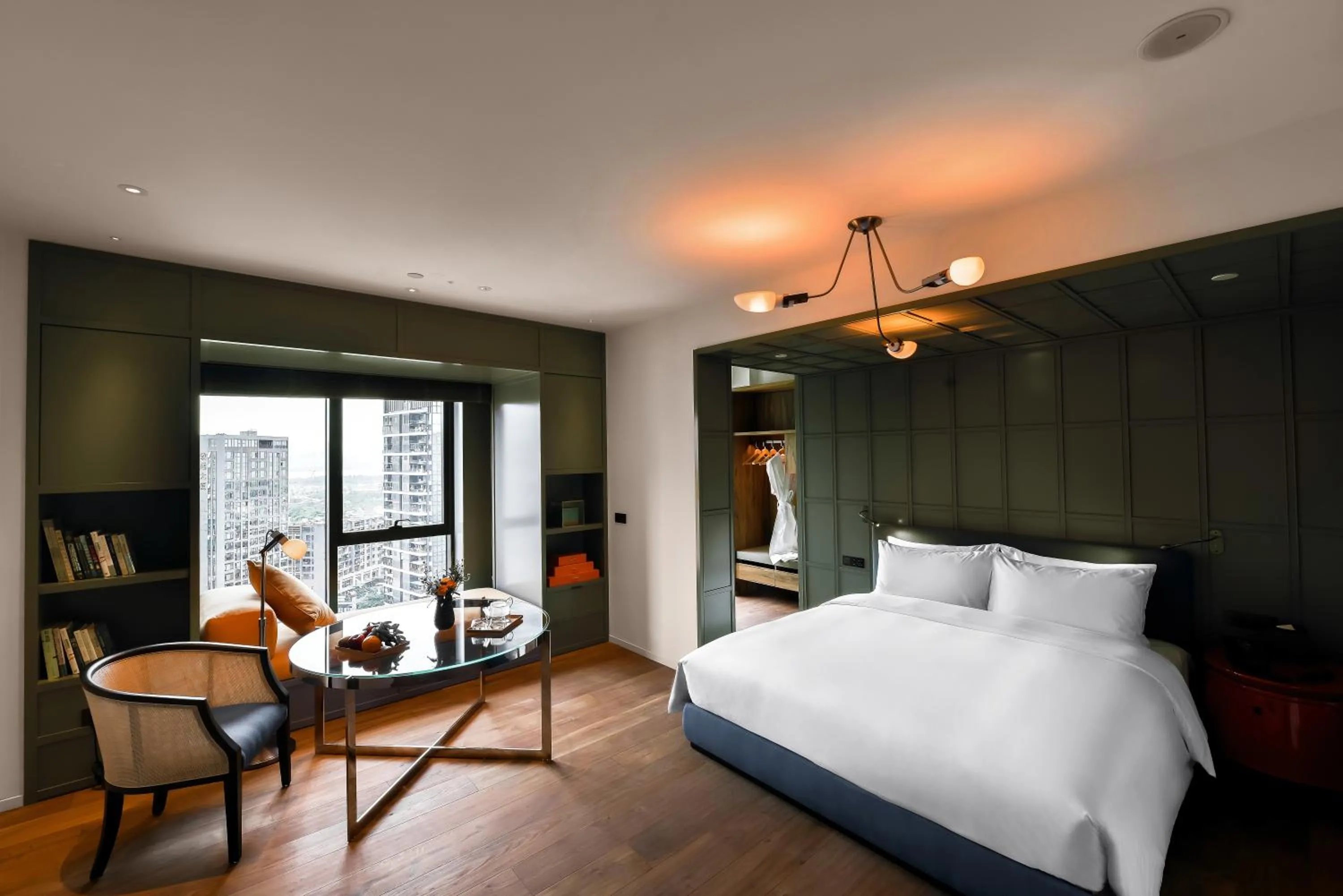 Photo of the whole room, Bed in Hotel Kapok Shenzhen HouHai (Close to Shenzhen Bay)