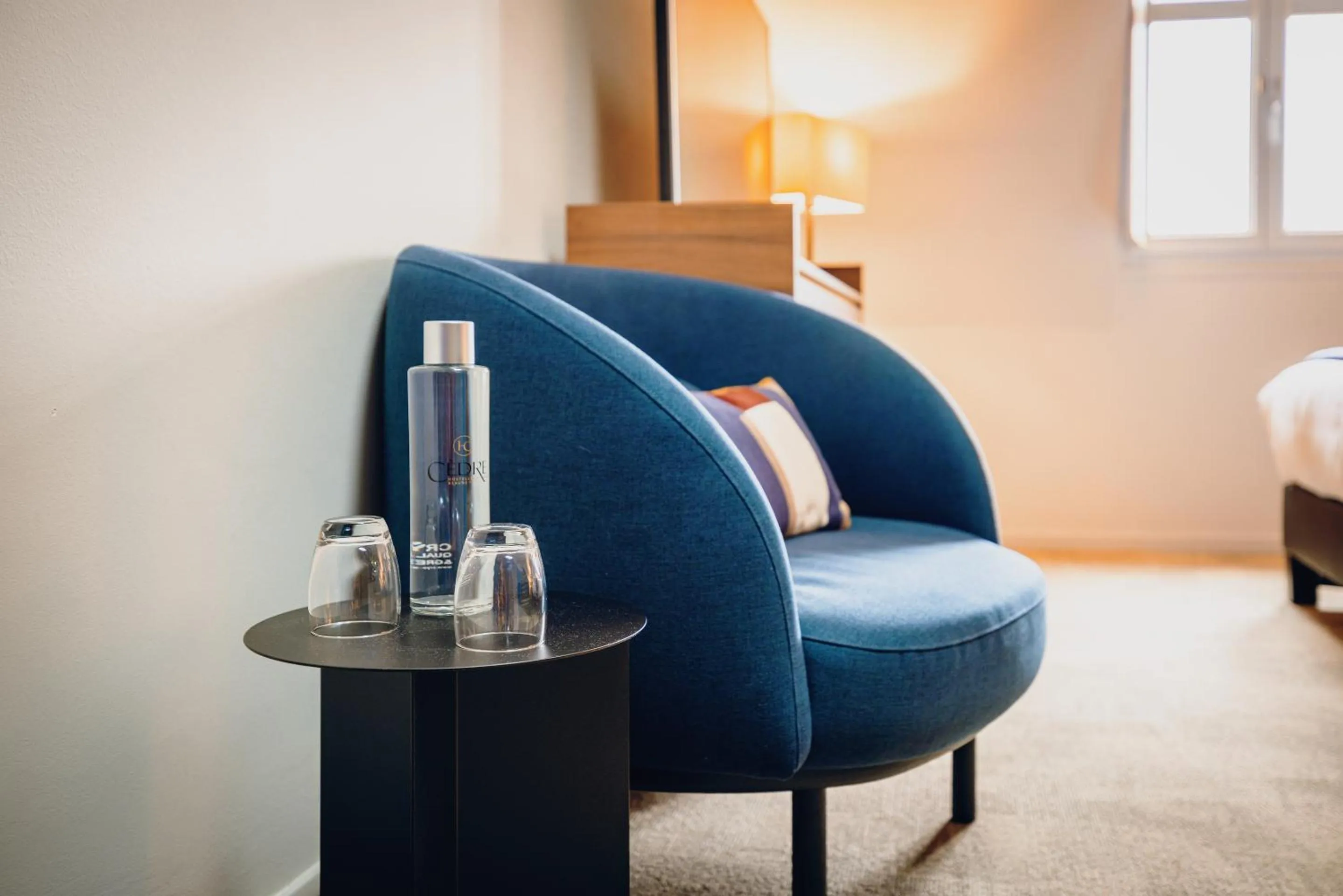 Seating area, Bed in Hostellerie Cèdre & Spa Beaune