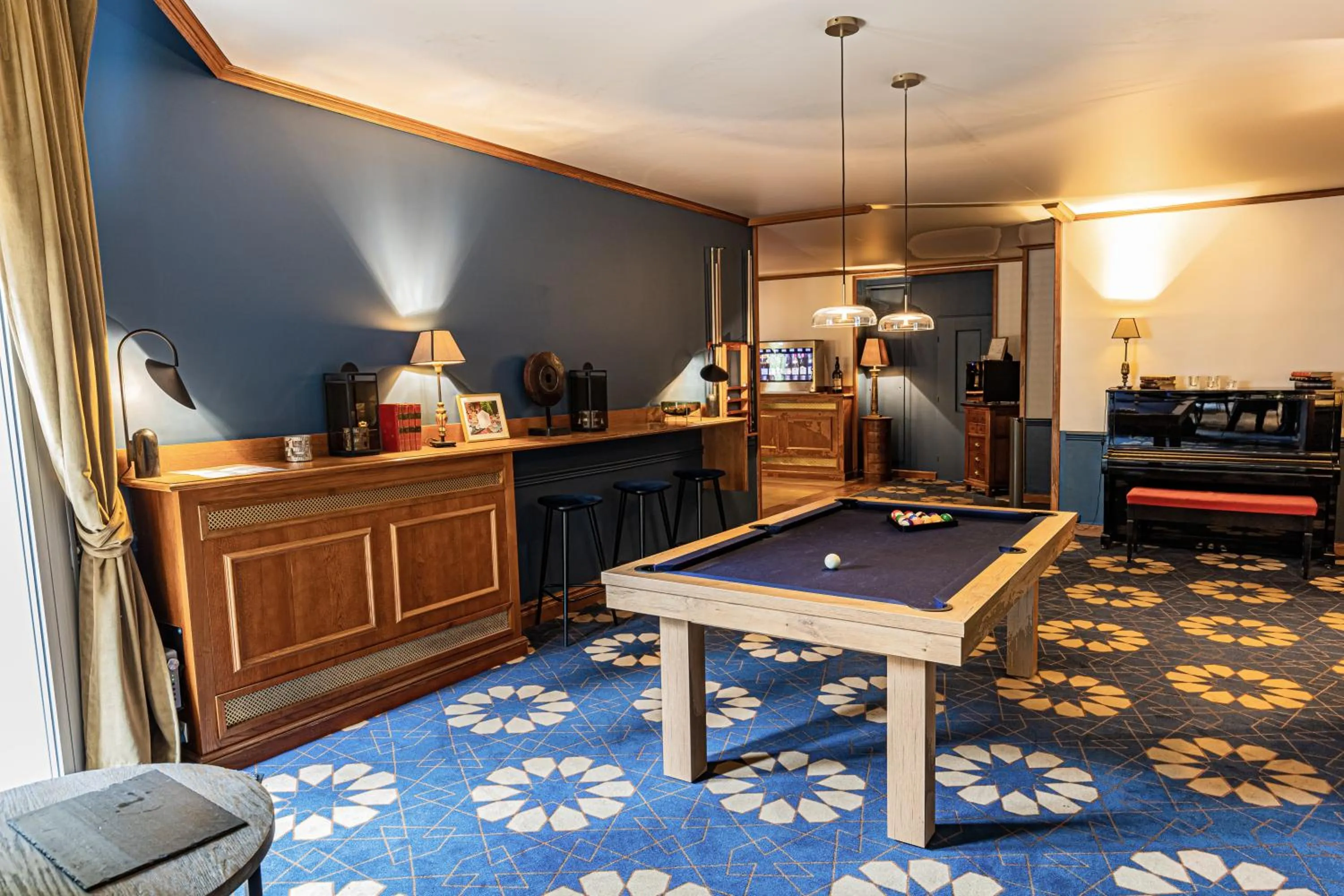 Billiard in Hostellerie Cèdre & Spa Beaune