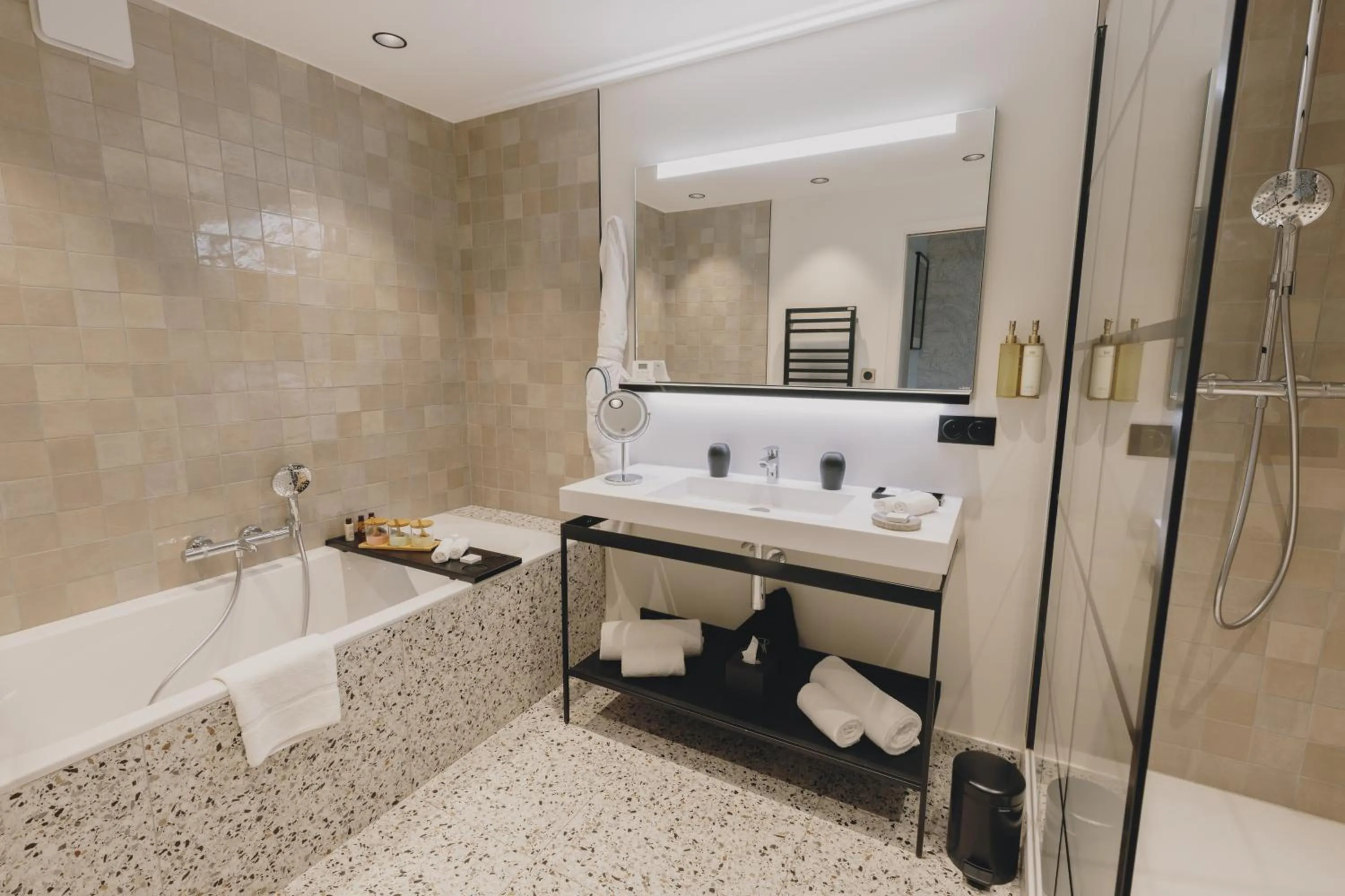 Bathroom in Hostellerie Cèdre & Spa Beaune