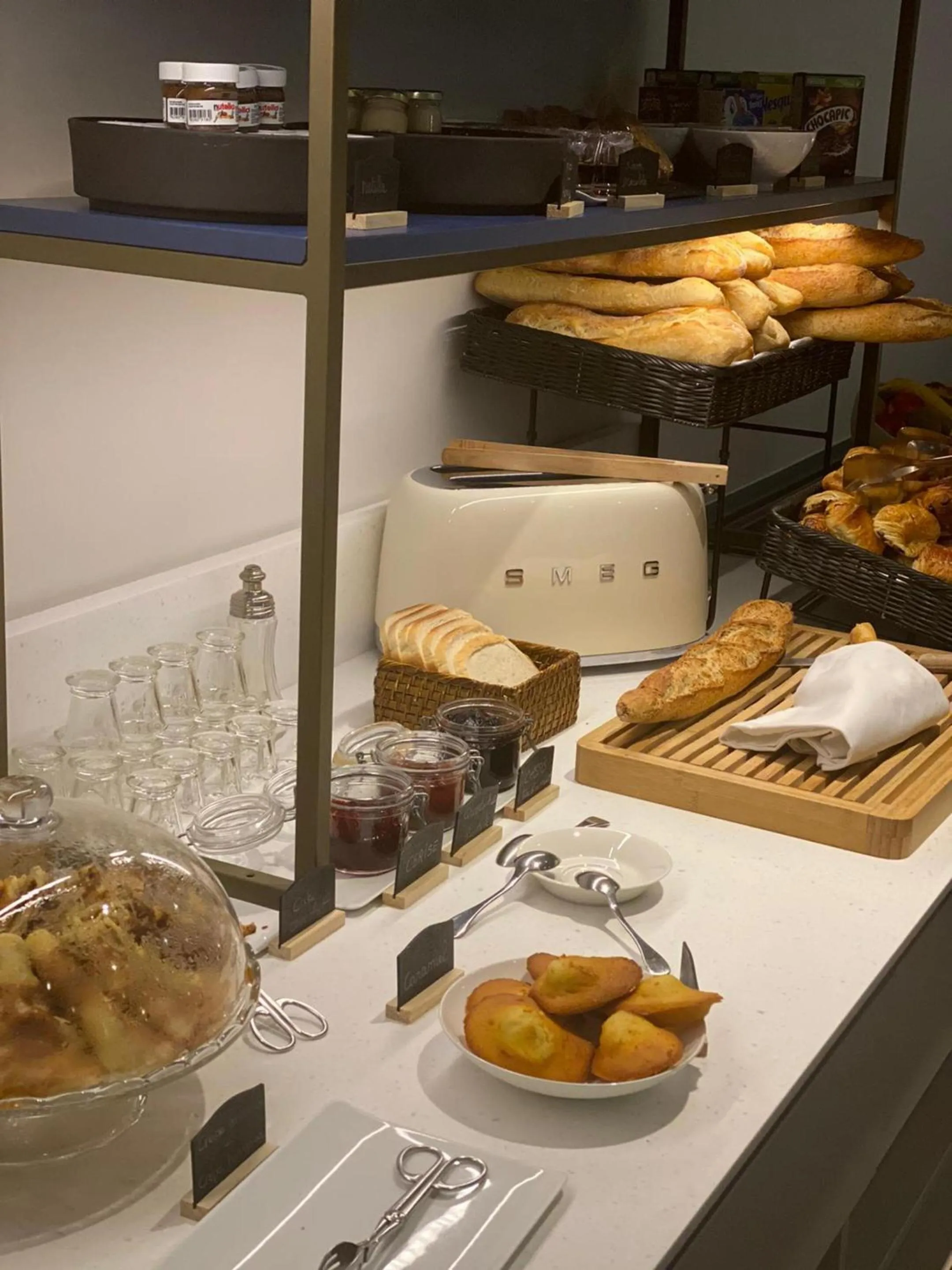 Breakfast in Hostellerie Cèdre & Spa Beaune