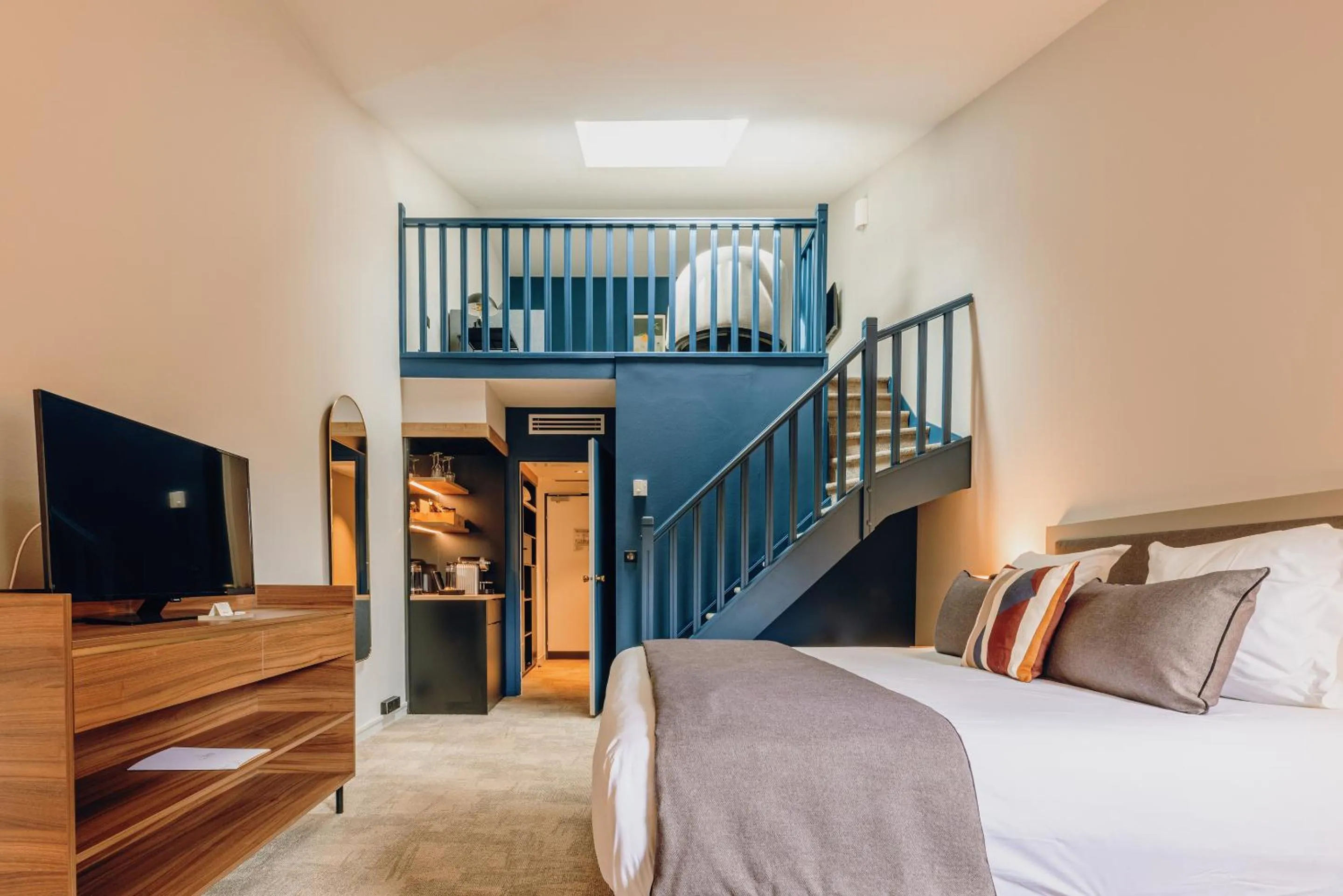 TV and multimedia, Bed in Hostellerie Cèdre & Spa Beaune