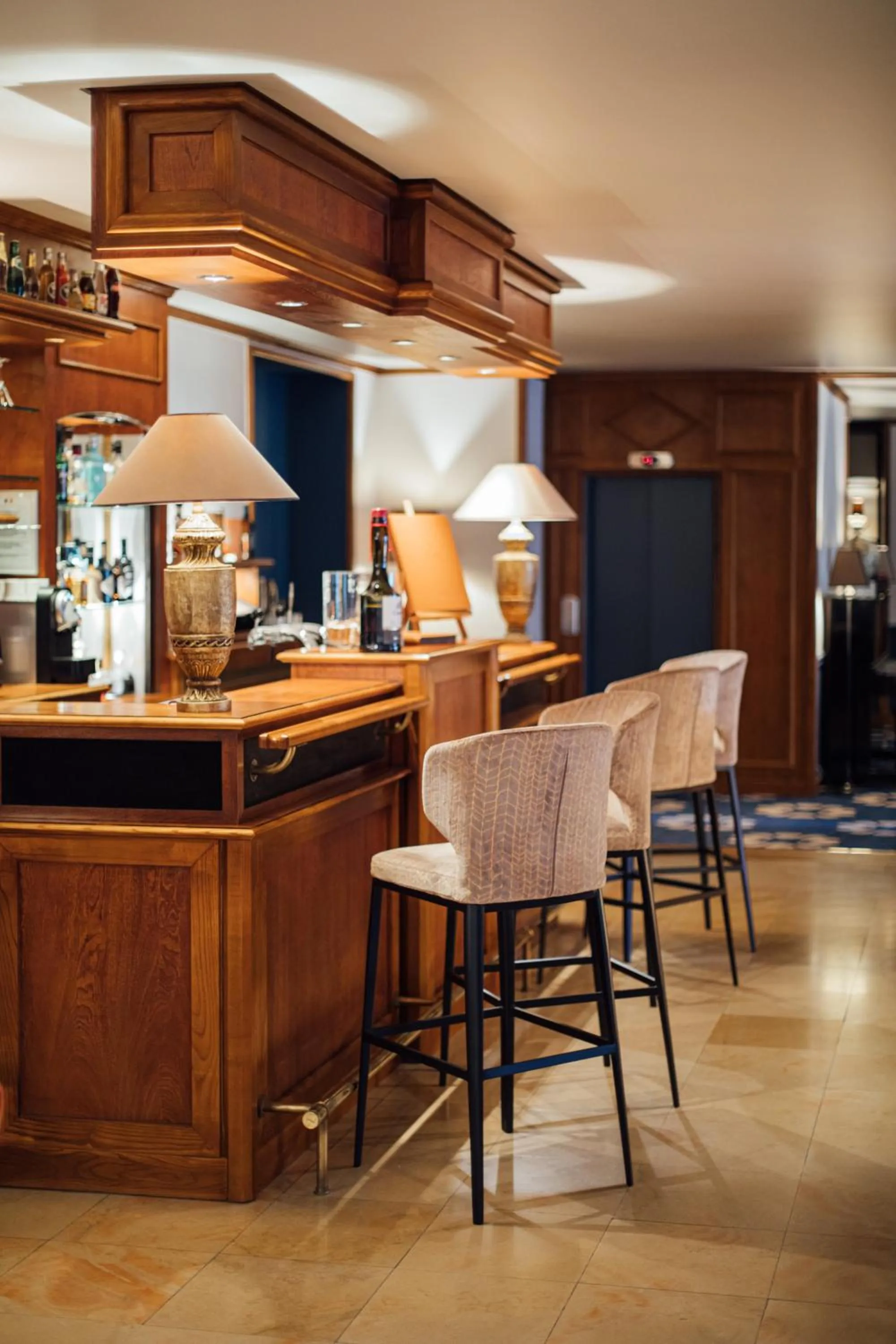 Lounge or bar in Hostellerie Cèdre & Spa Beaune