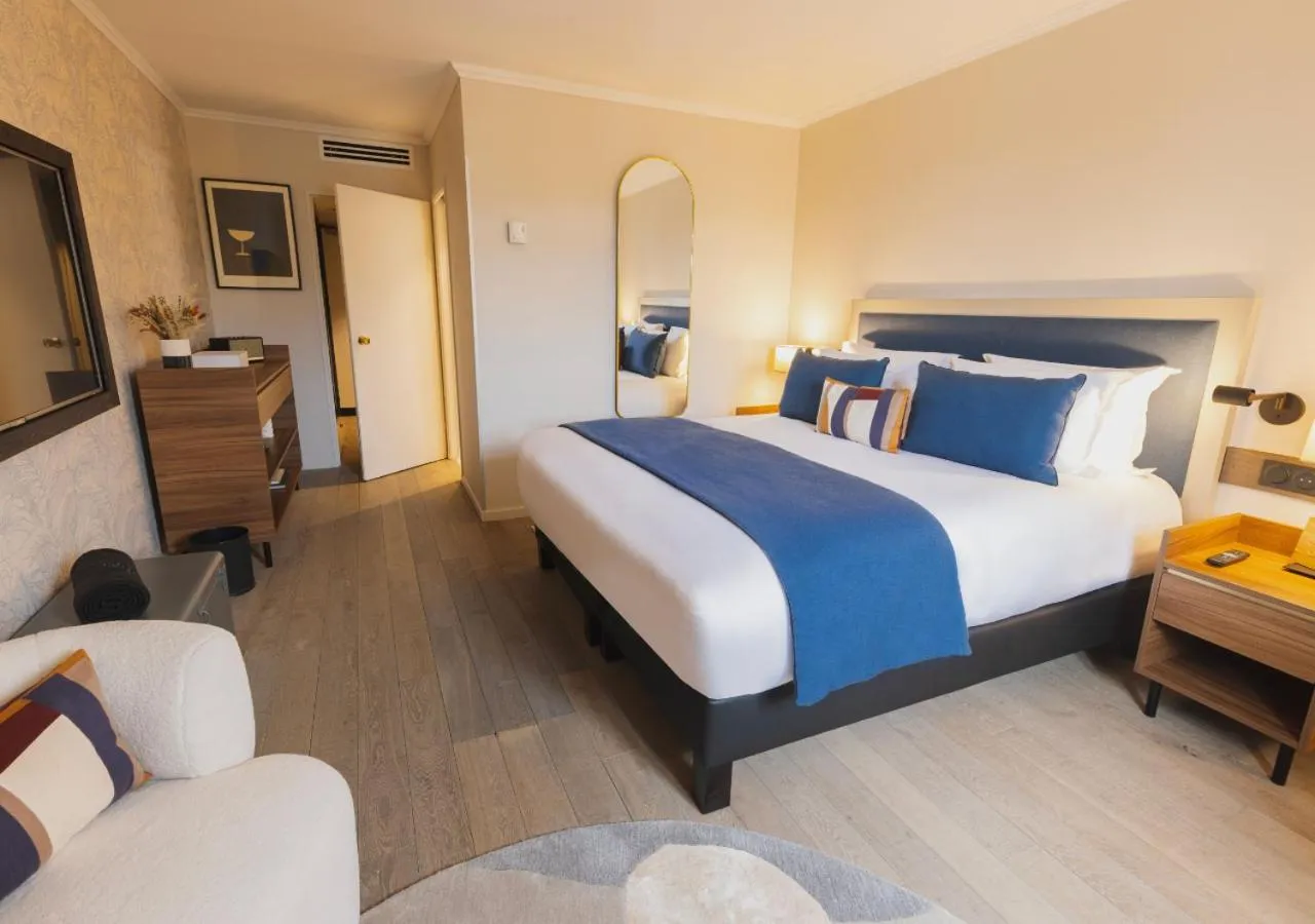 Bed in Hostellerie Cèdre & Spa Beaune