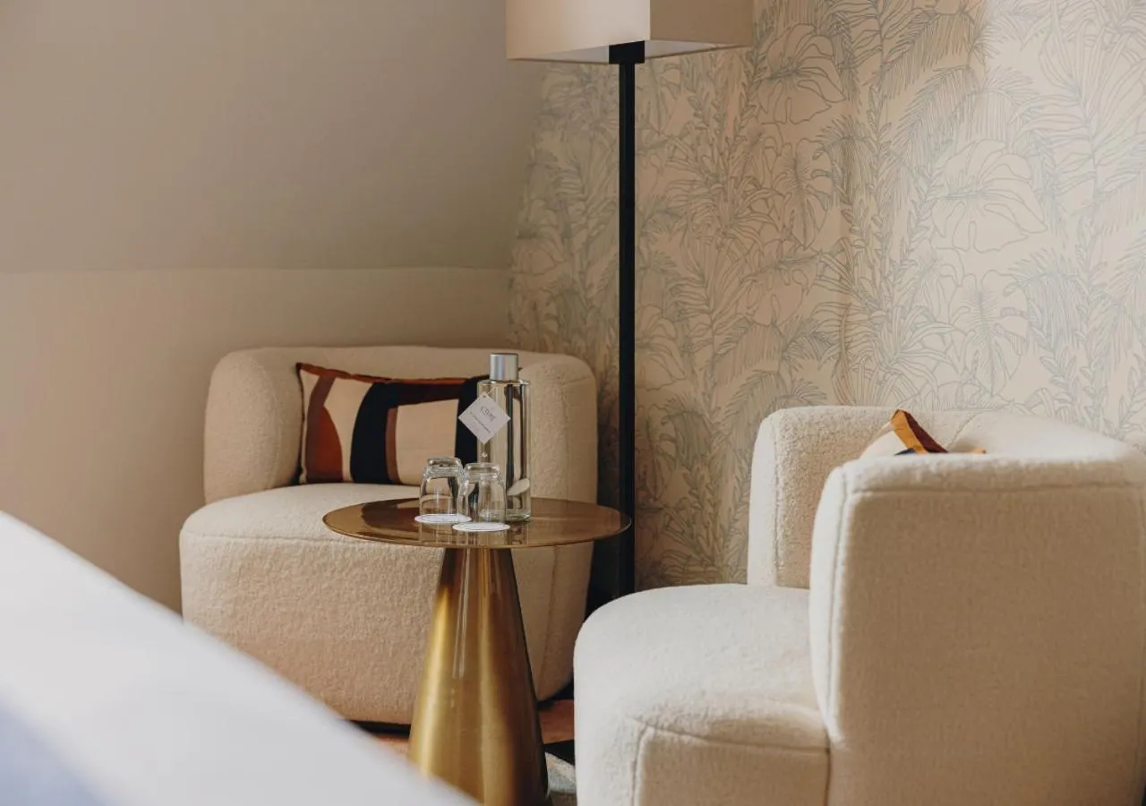 Seating area in Hostellerie Cèdre & Spa Beaune