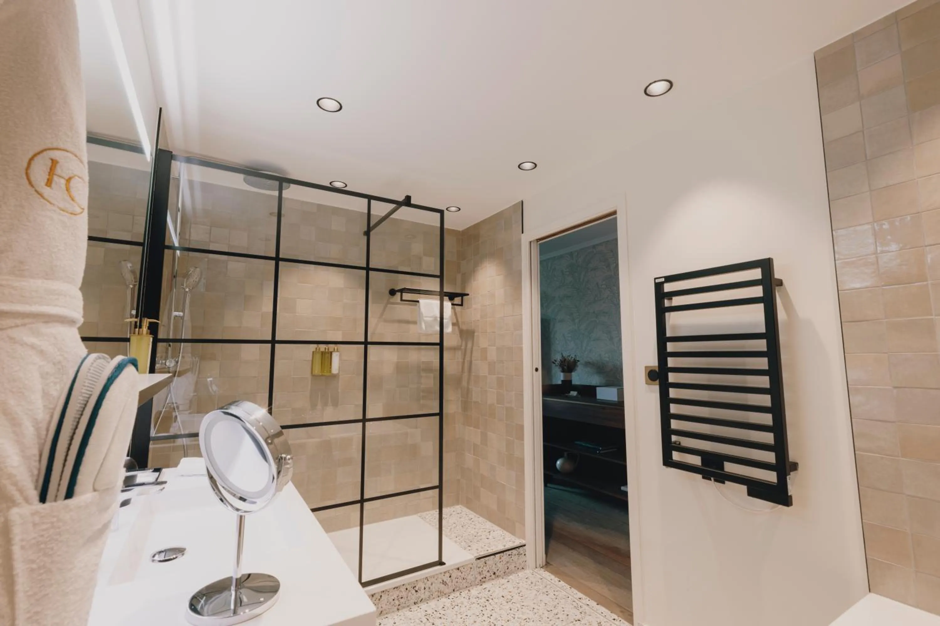 Shower in Hostellerie Cèdre & Spa Beaune