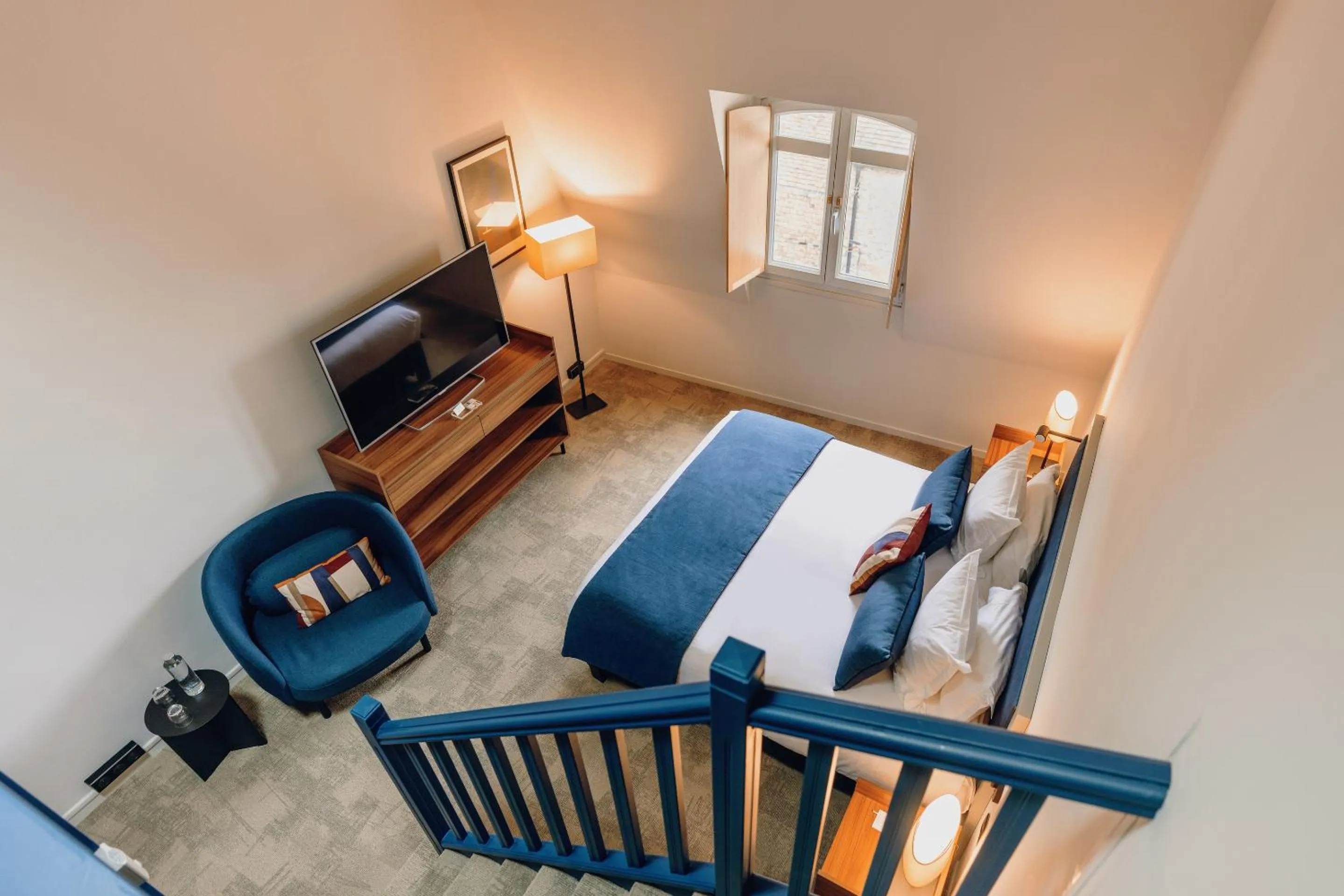 TV and multimedia, Bed in Hostellerie Cèdre & Spa Beaune