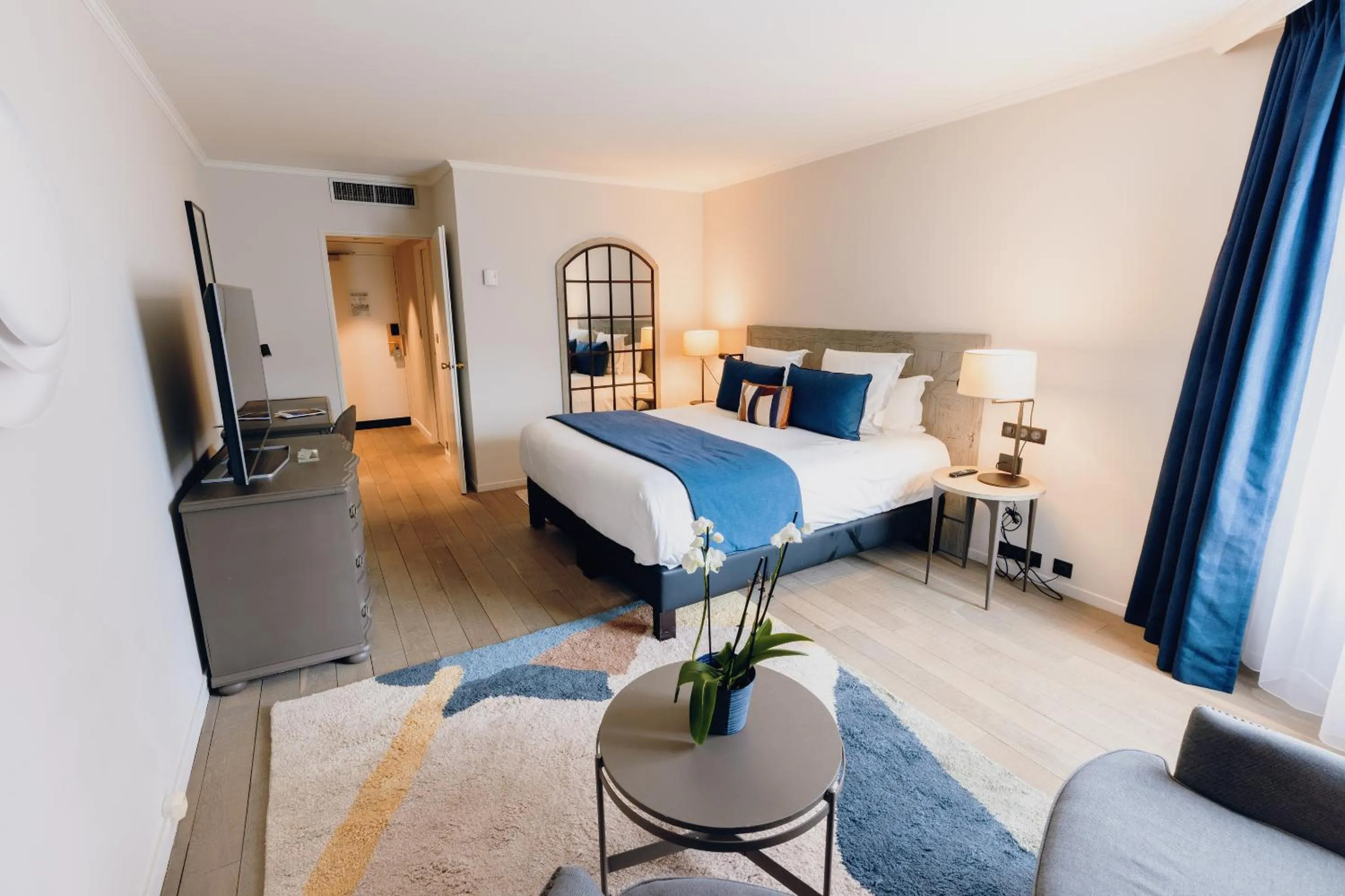 Photo of the whole room, Bed in Hostellerie Cèdre & Spa Beaune