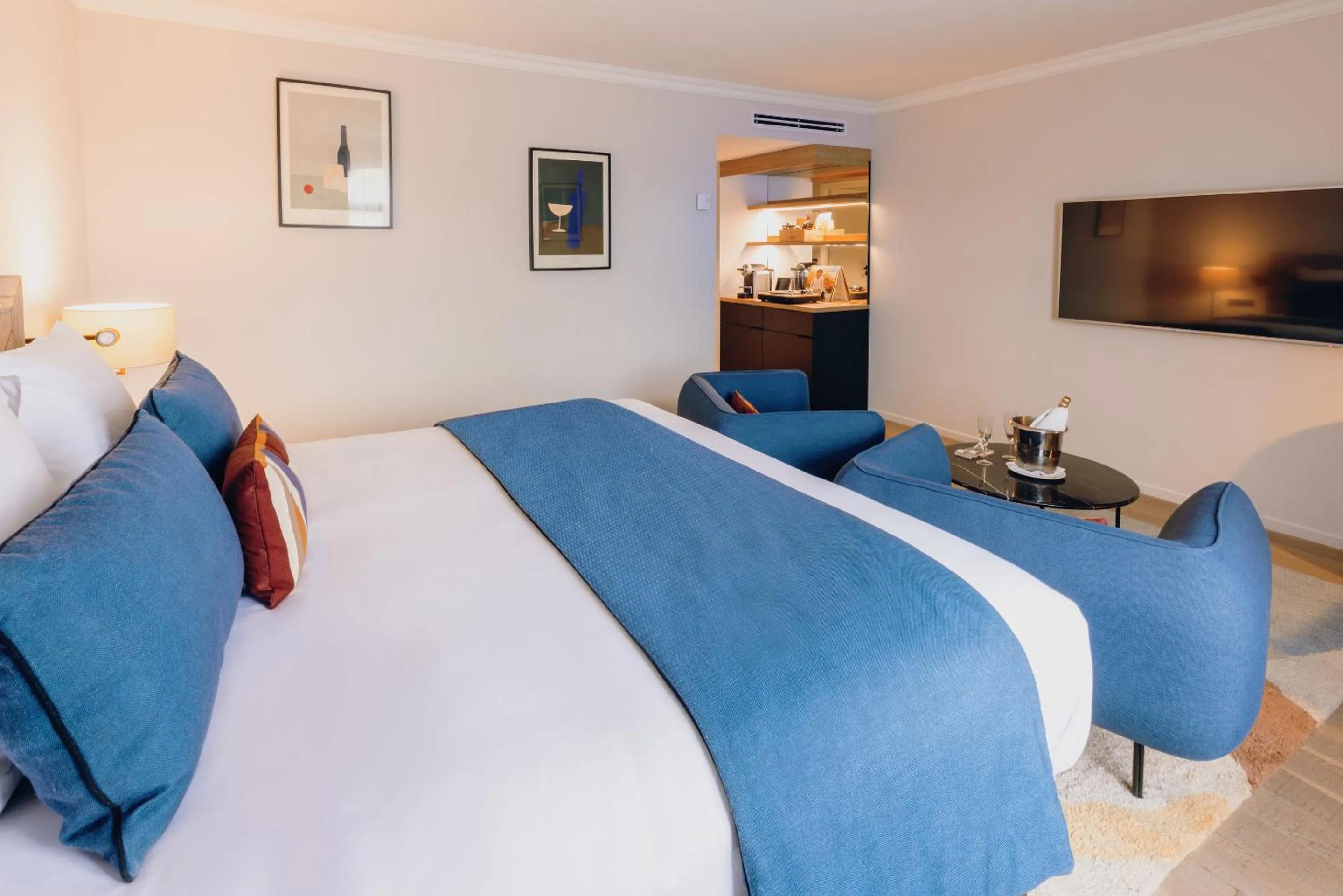 Bed in Hostellerie Cèdre & Spa Beaune