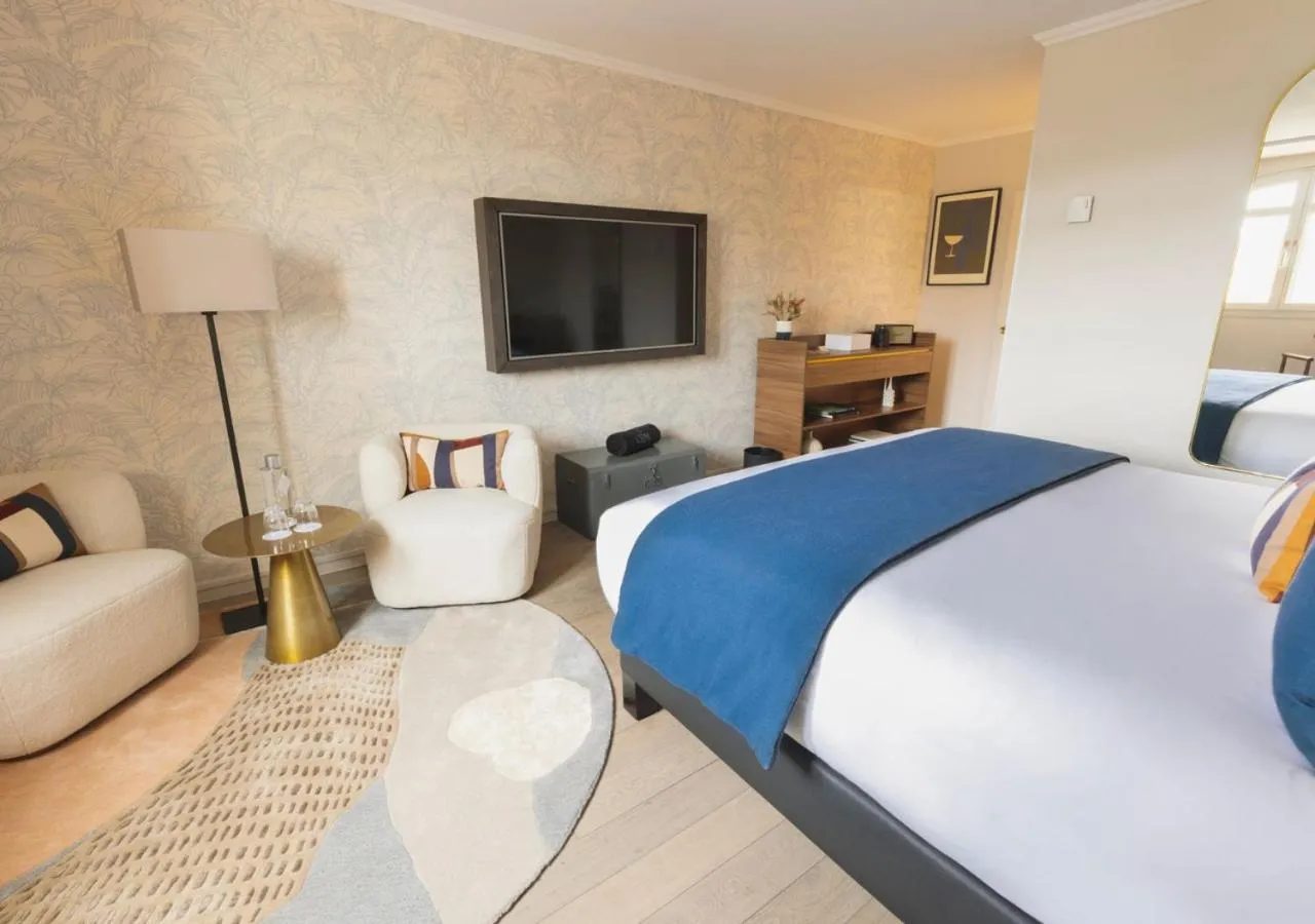 Bed in Hostellerie Cèdre & Spa Beaune