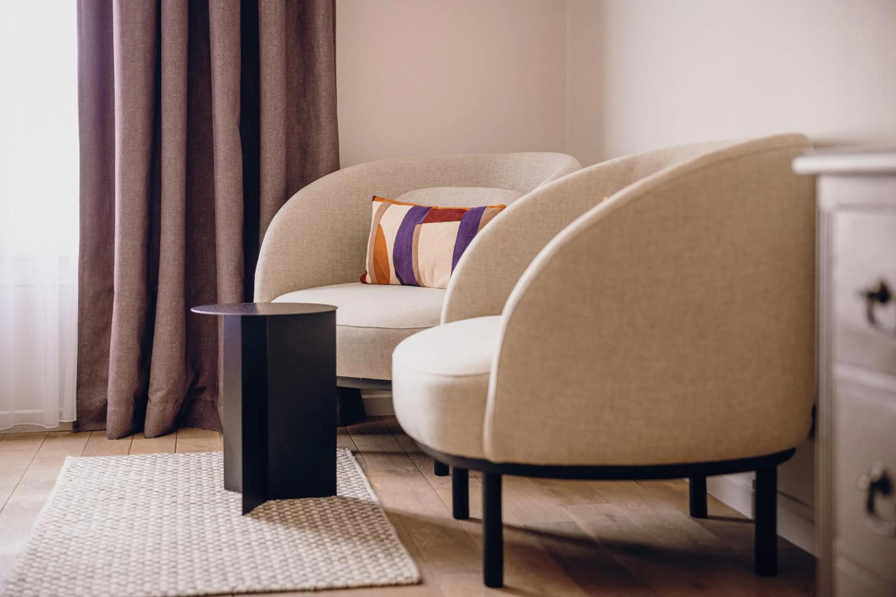 Seating area in Hostellerie Cèdre & Spa Beaune