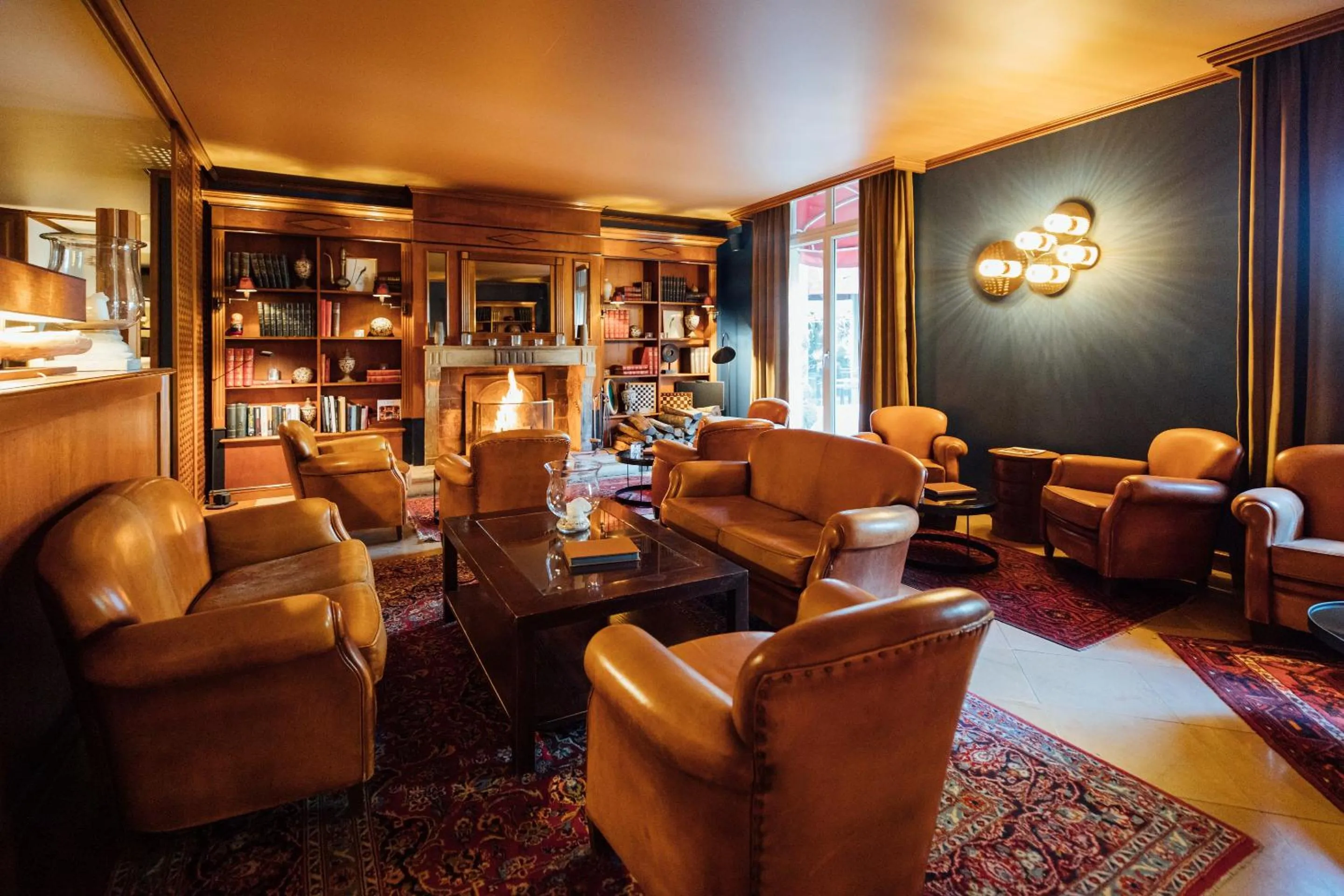 Library in Hostellerie Cèdre & Spa Beaune