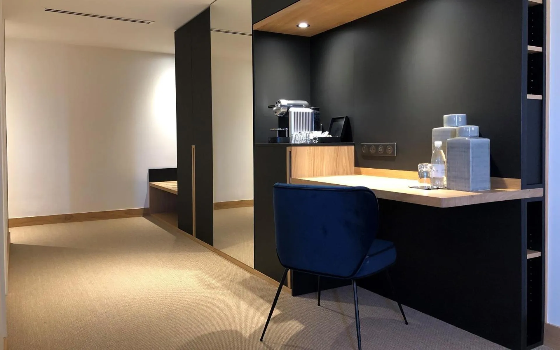 Seating area in Hostellerie Cèdre & Spa Beaune