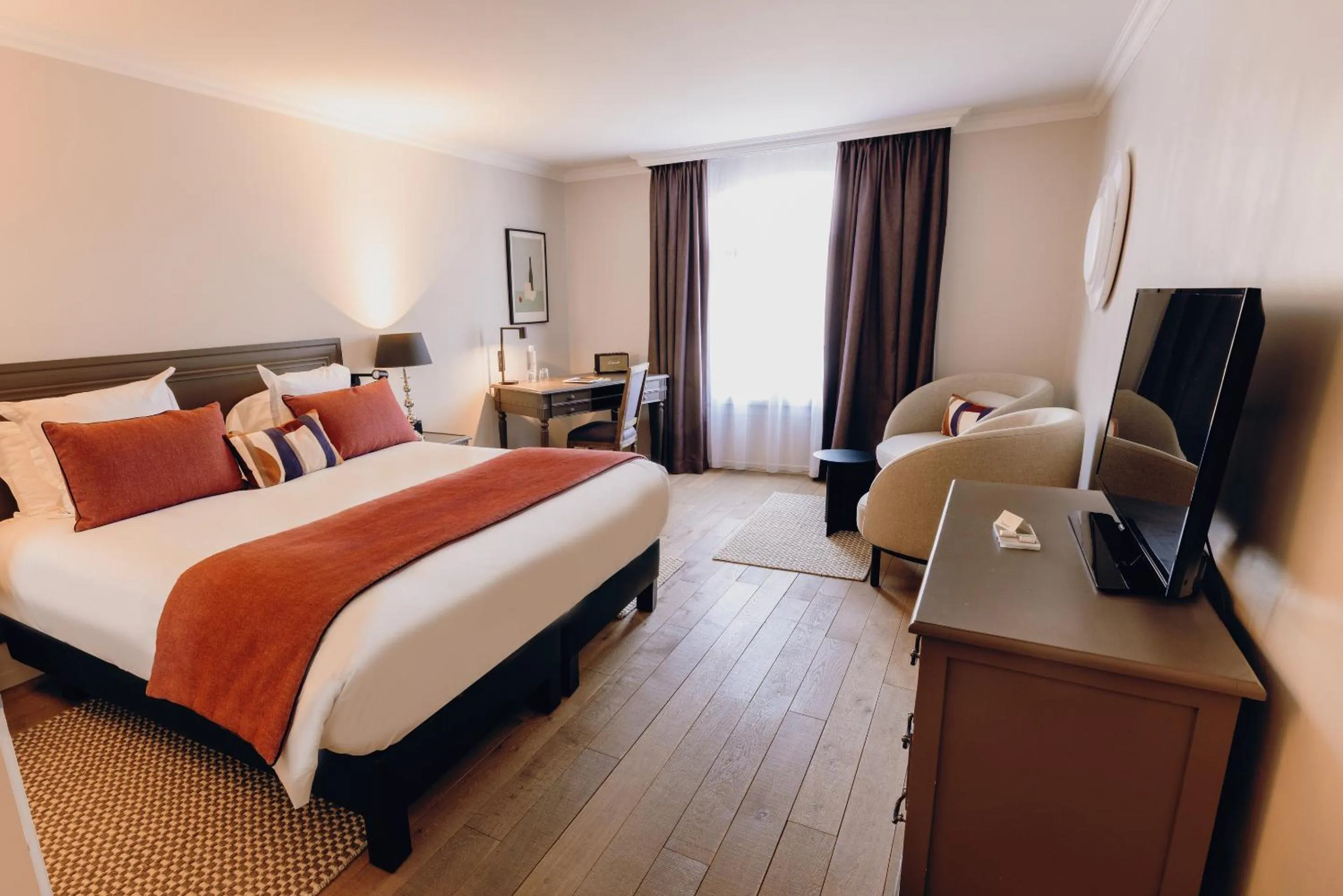 TV and multimedia, Bed in Hostellerie Cèdre & Spa Beaune