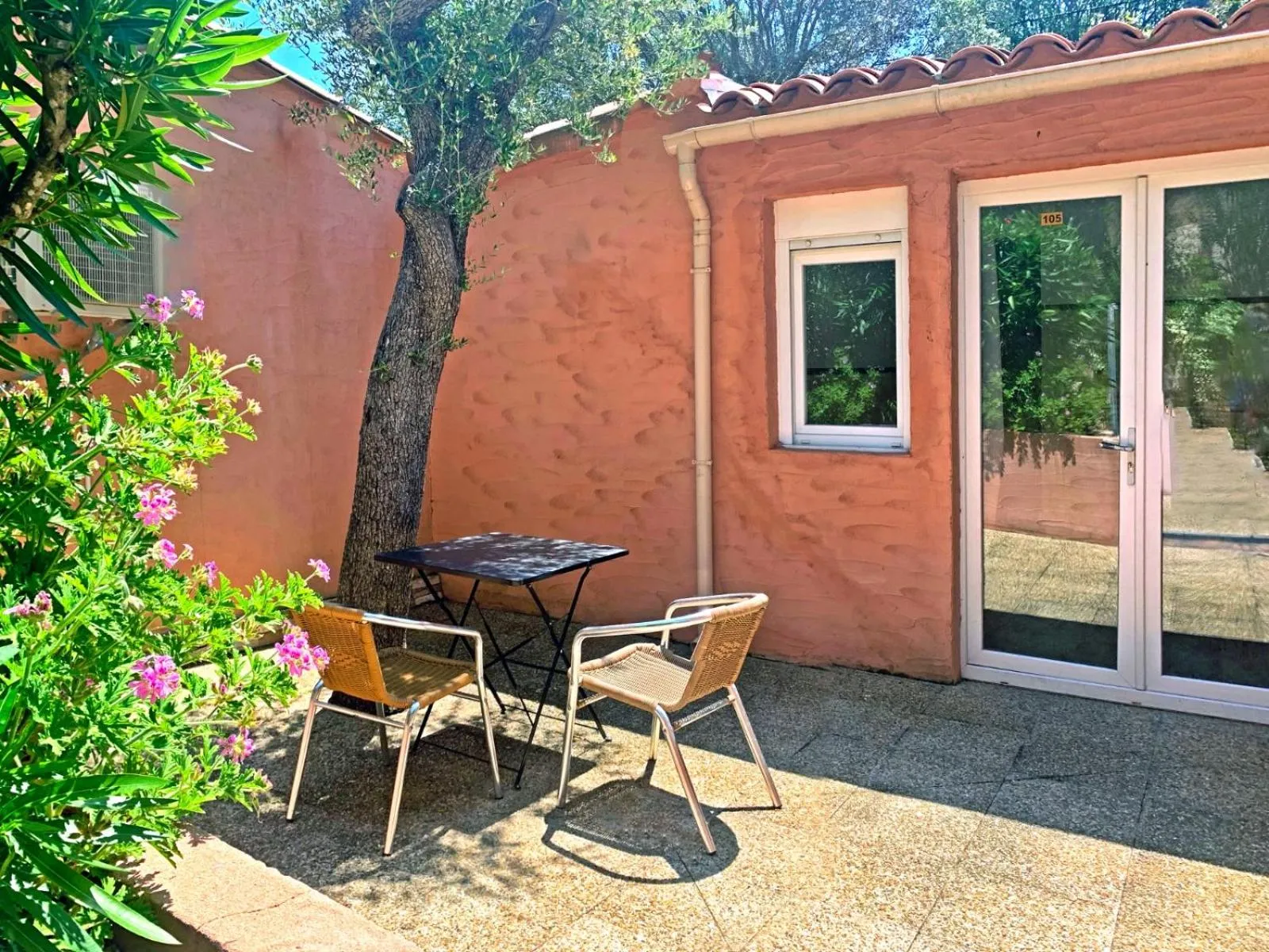 Patio in Hôtel Maora Village