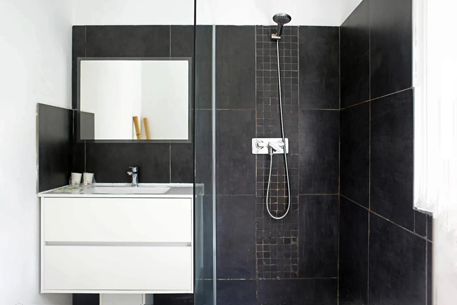 Shower in Hôtel Maora Village