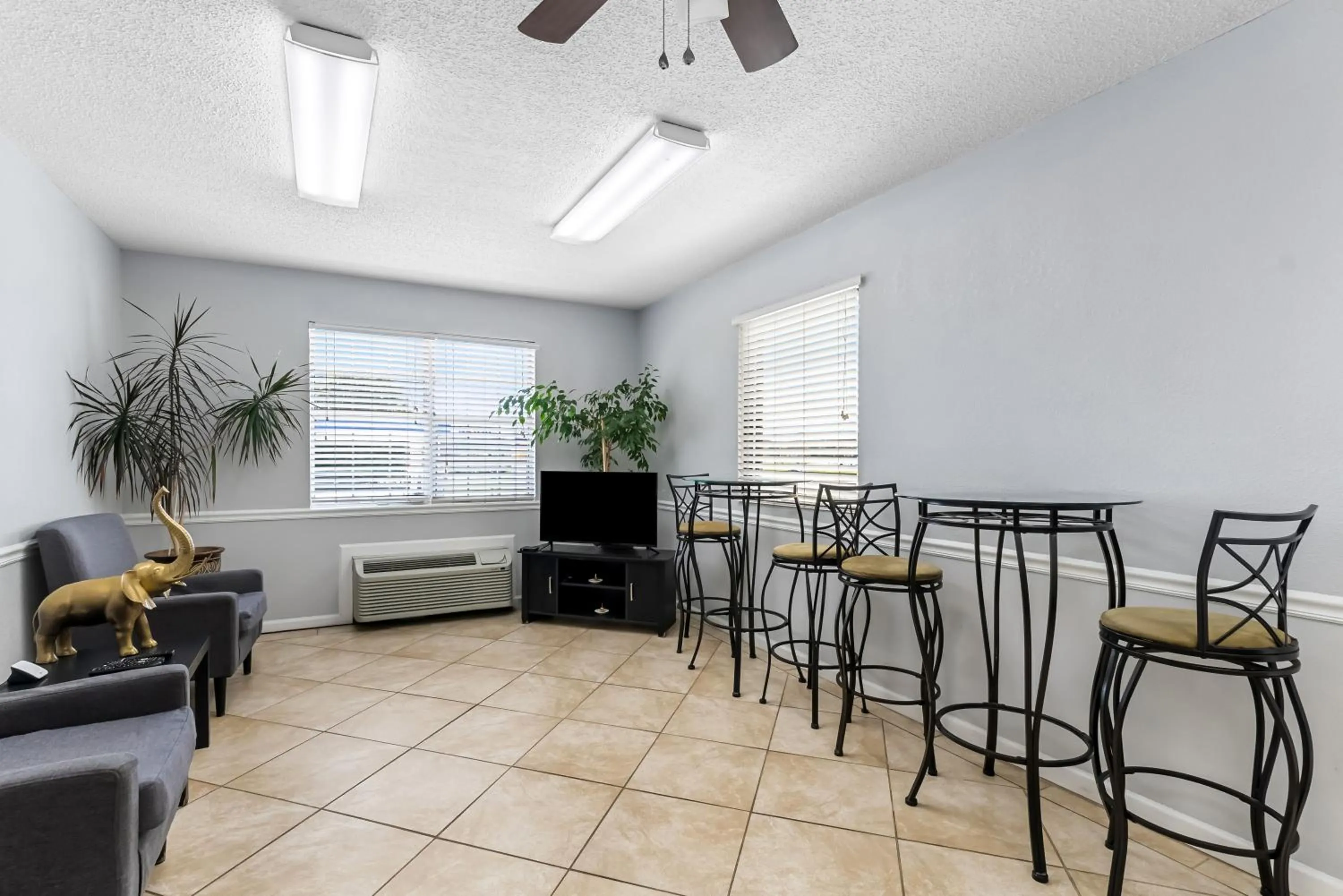 Seating area in America's Best Value Inn-Athens