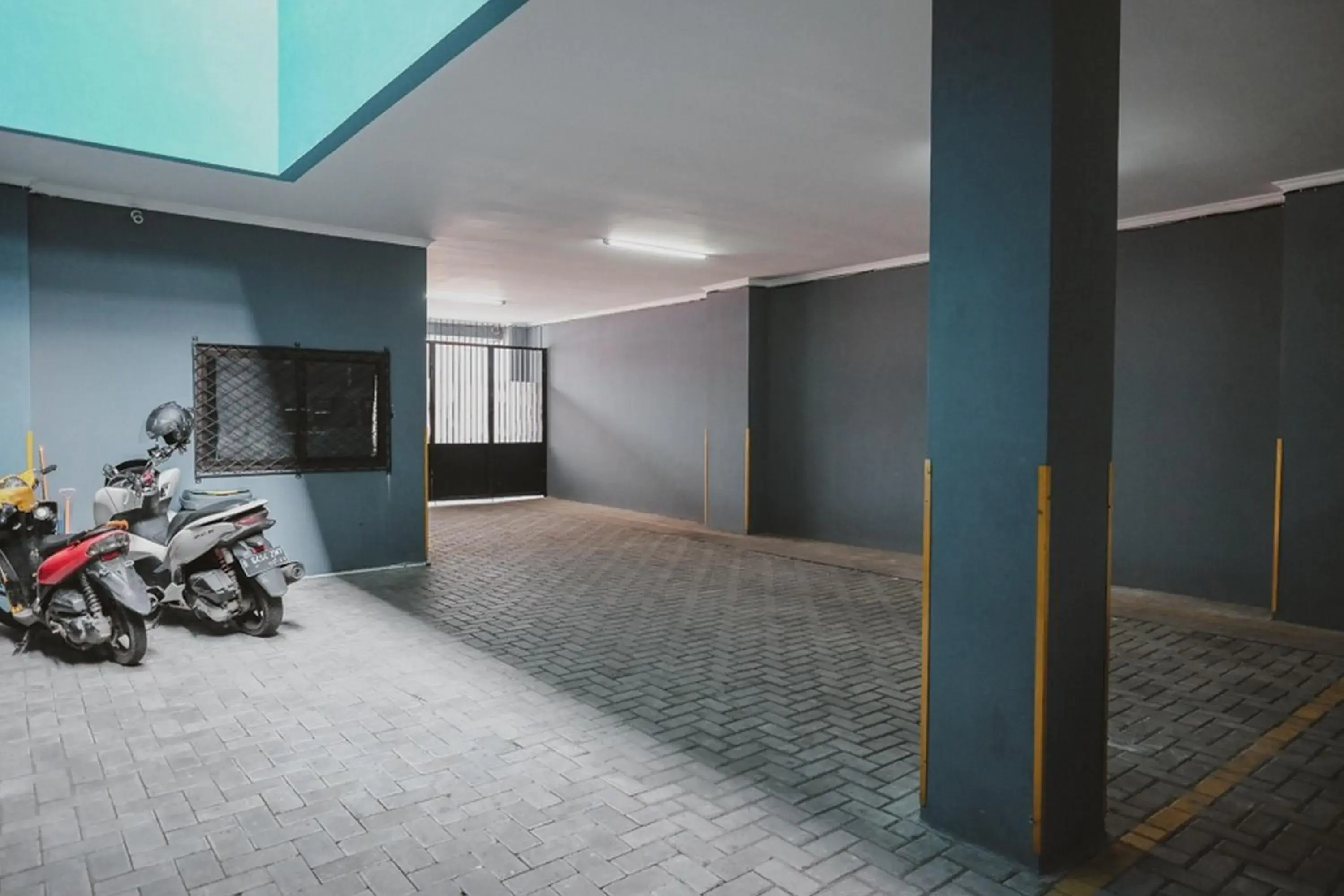 Facade/entrance in RedDoorz near RSUD Koja Facade/entrance in RedDoorz near RSUD Koja