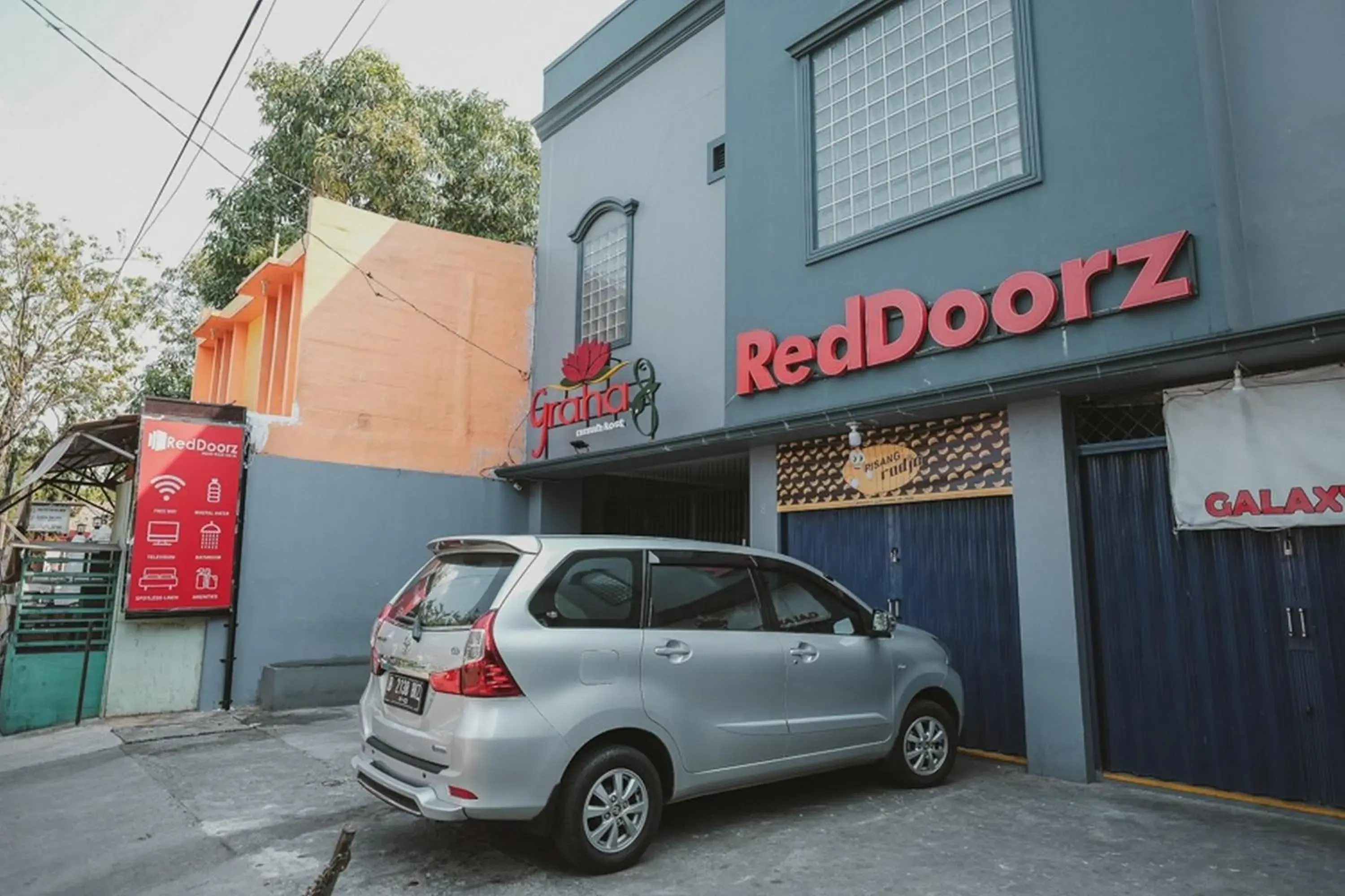 Facade/entrance in RedDoorz near RSUD Koja Facade/entrance in RedDoorz near RSUD Koja