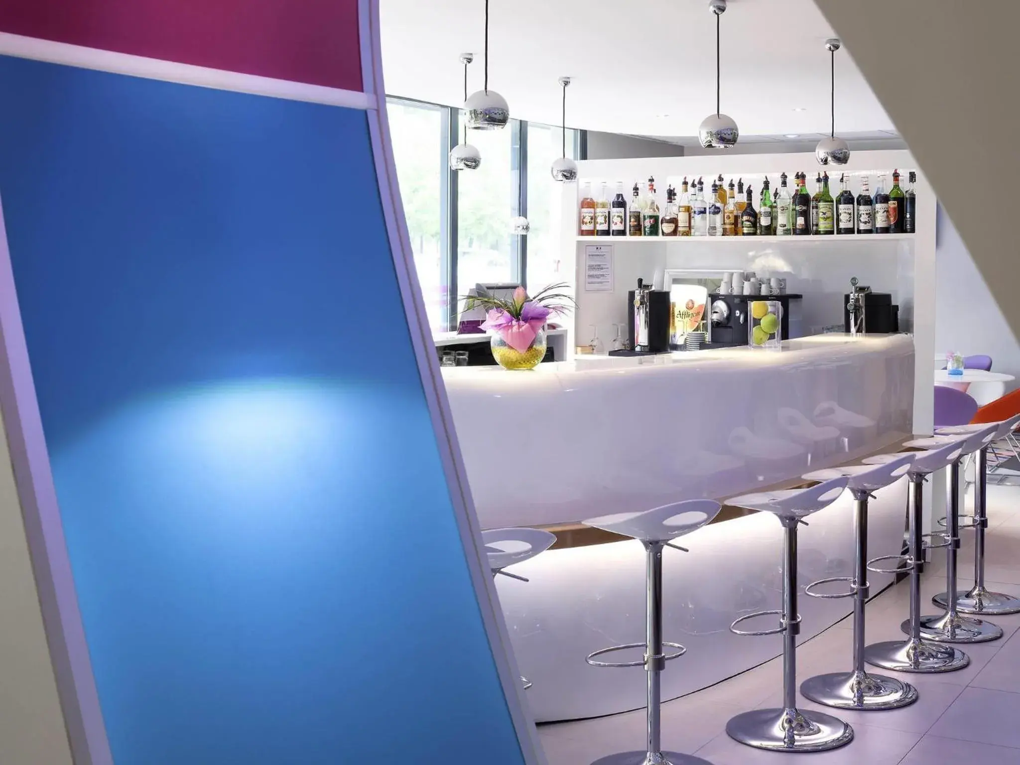 Lounge or bar in ibis Styles Montbéliard Lounge or bar in ibis Styles Montbéliard