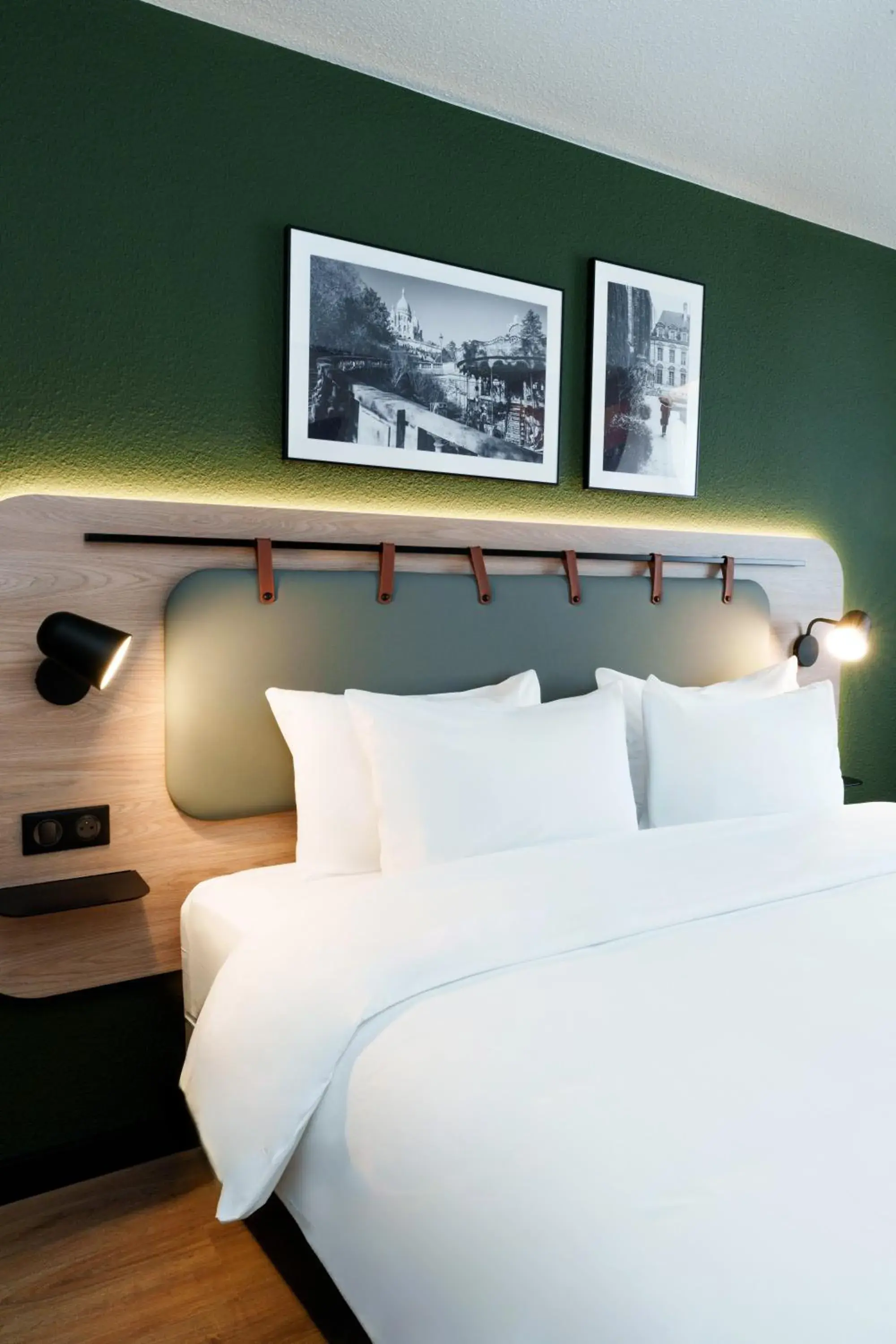 Bedroom, Bed in Campanile Blanc-Mesnil Bedroom, Bed in Campanile Blanc-Mesnil