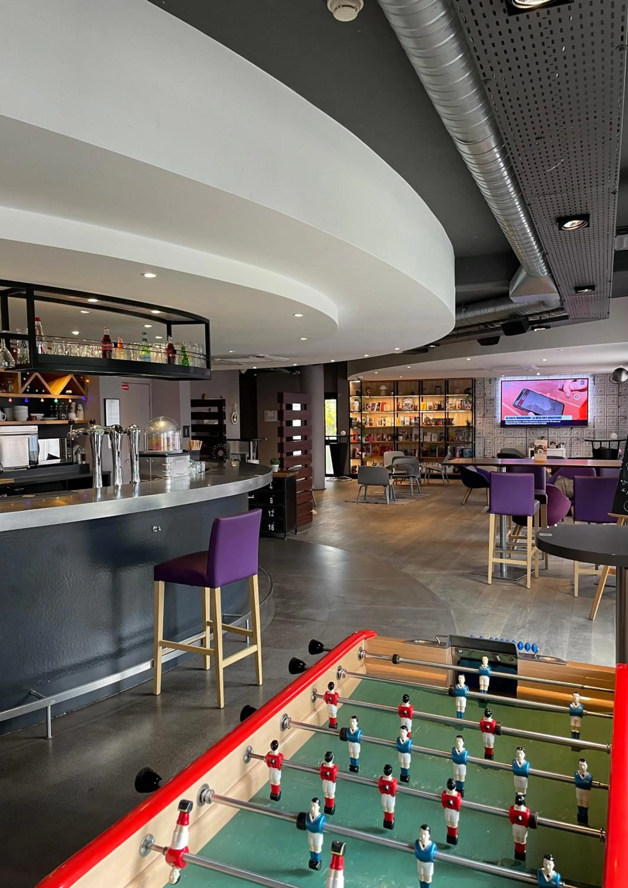 Lounge or bar in Campanile Blanc-Mesnil