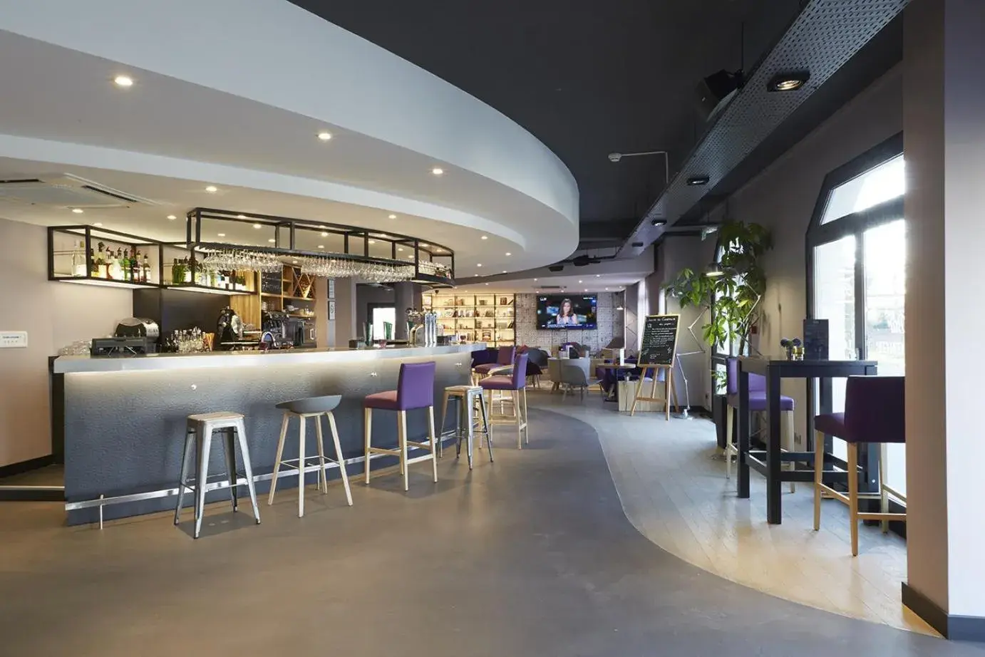 Lounge or bar in Campanile Blanc-Mesnil Lounge or bar in Campanile Blanc-Mesnil