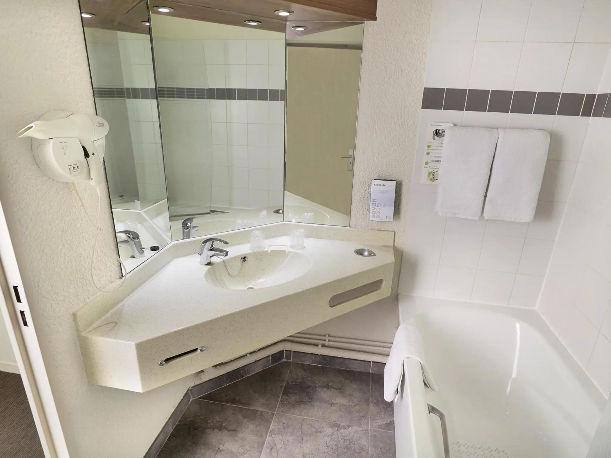 Superior Triple Room with 3 Single Beds in Campanile PRIME - Le Blanc Mesnil