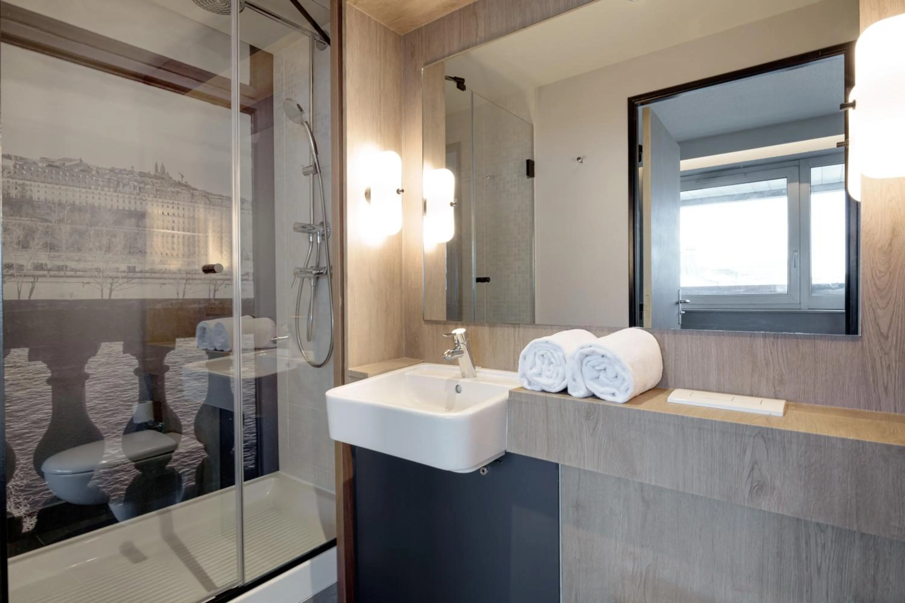 Bathroom in Campanile Blanc-Mesnil