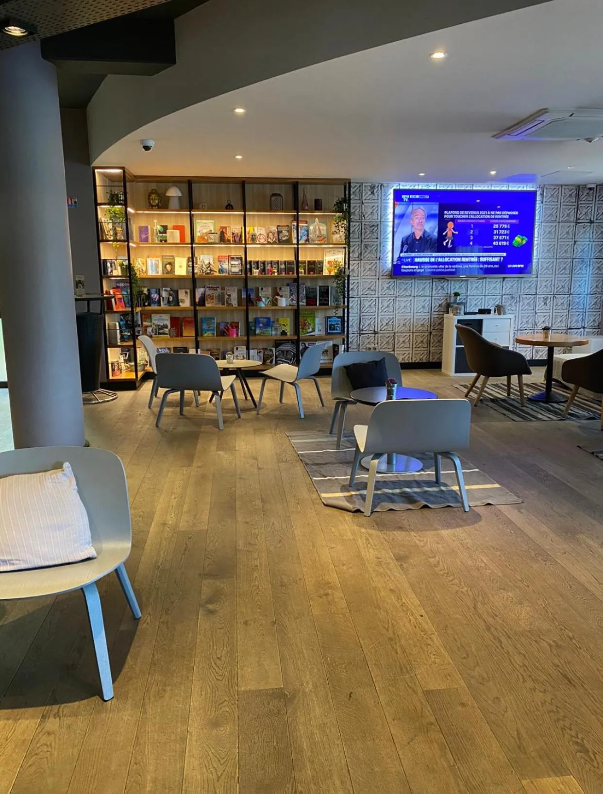 Communal lounge/ TV room in Campanile Blanc-Mesnil