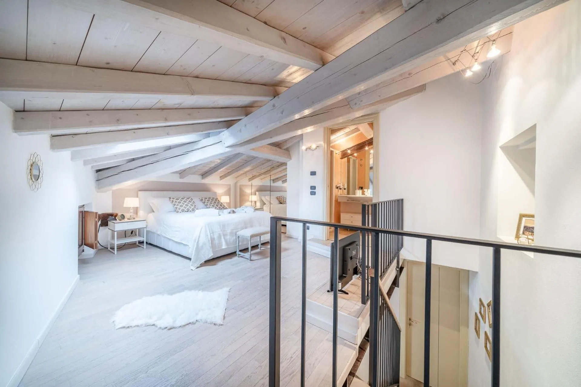 Bathroom, Bed in Arena Balcony