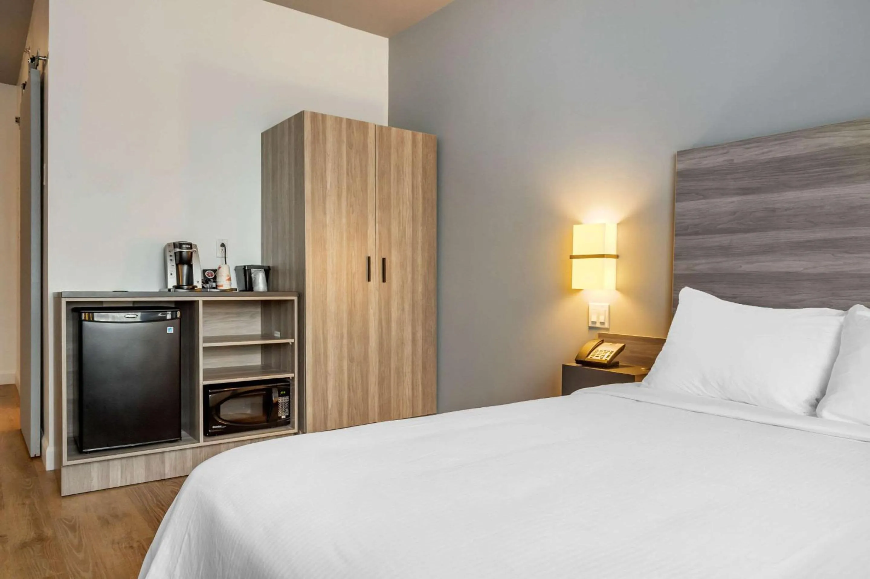 Photo of the whole room, Bed in Rodeway Inn