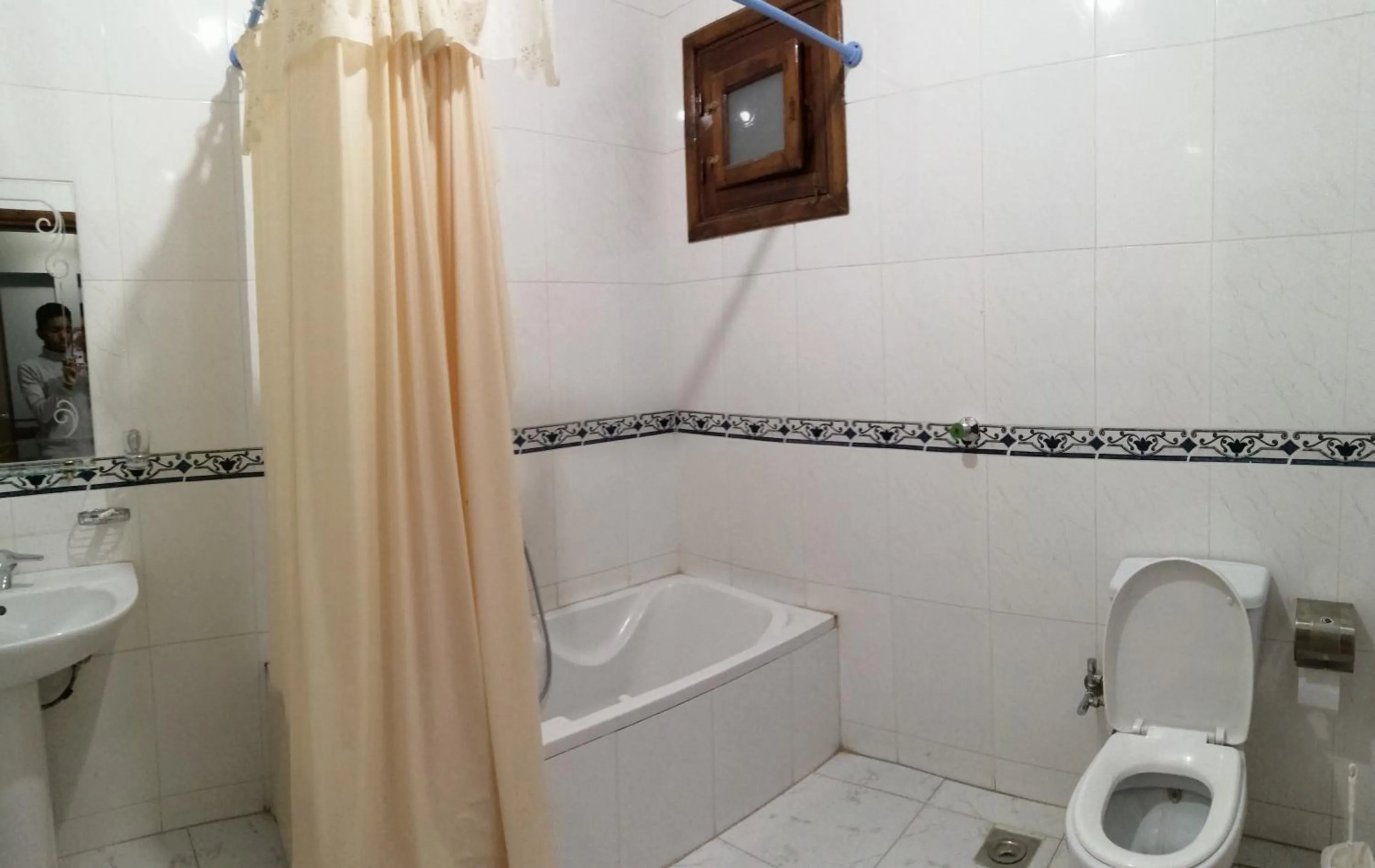 Shower in Al Hambra Hotel