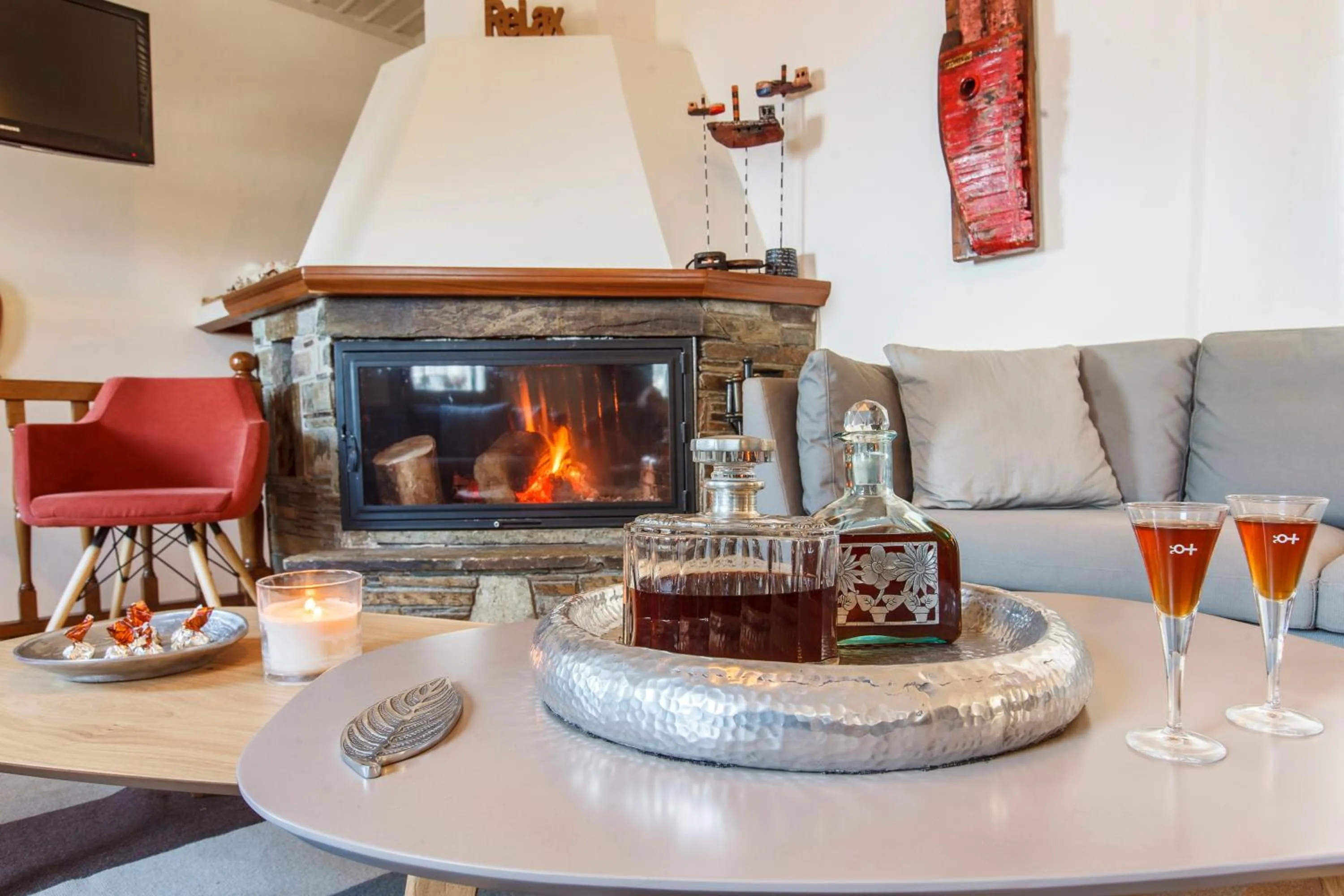 Communal lounge/ TV room in Olga Hotel Mouresi