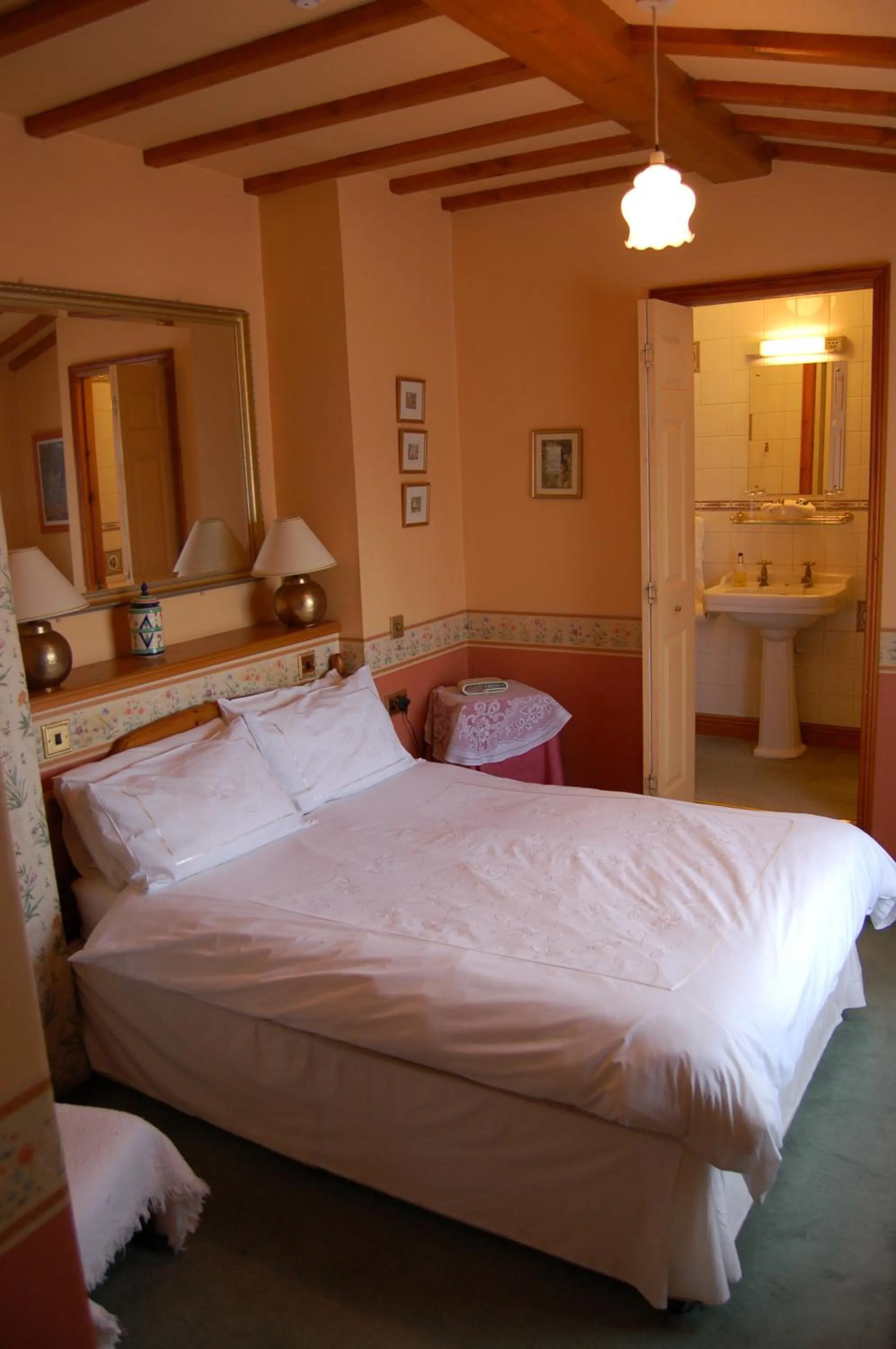 Photo of the whole room, Bed in Compton House