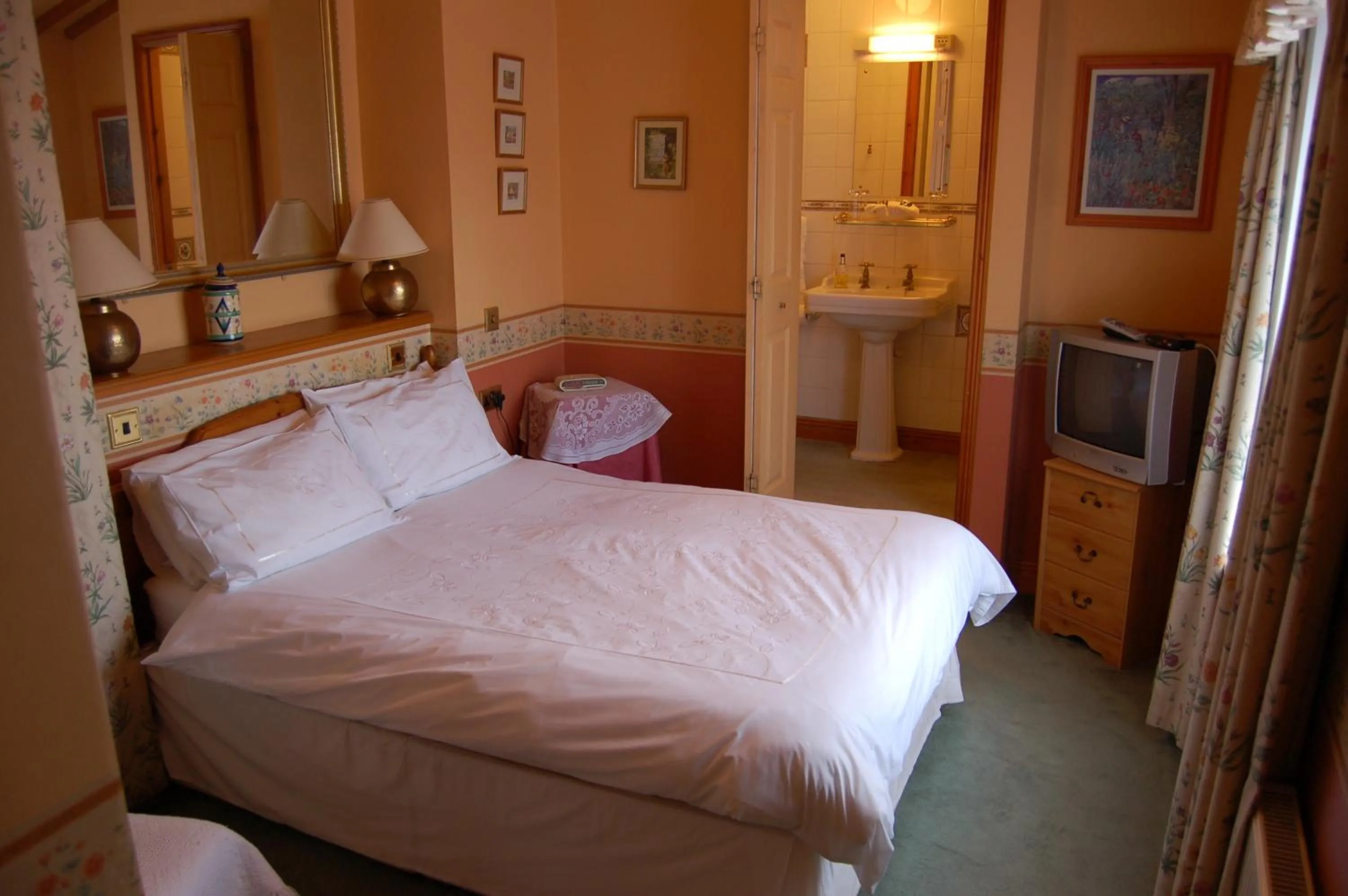 Photo of the whole room, Bed in Compton House