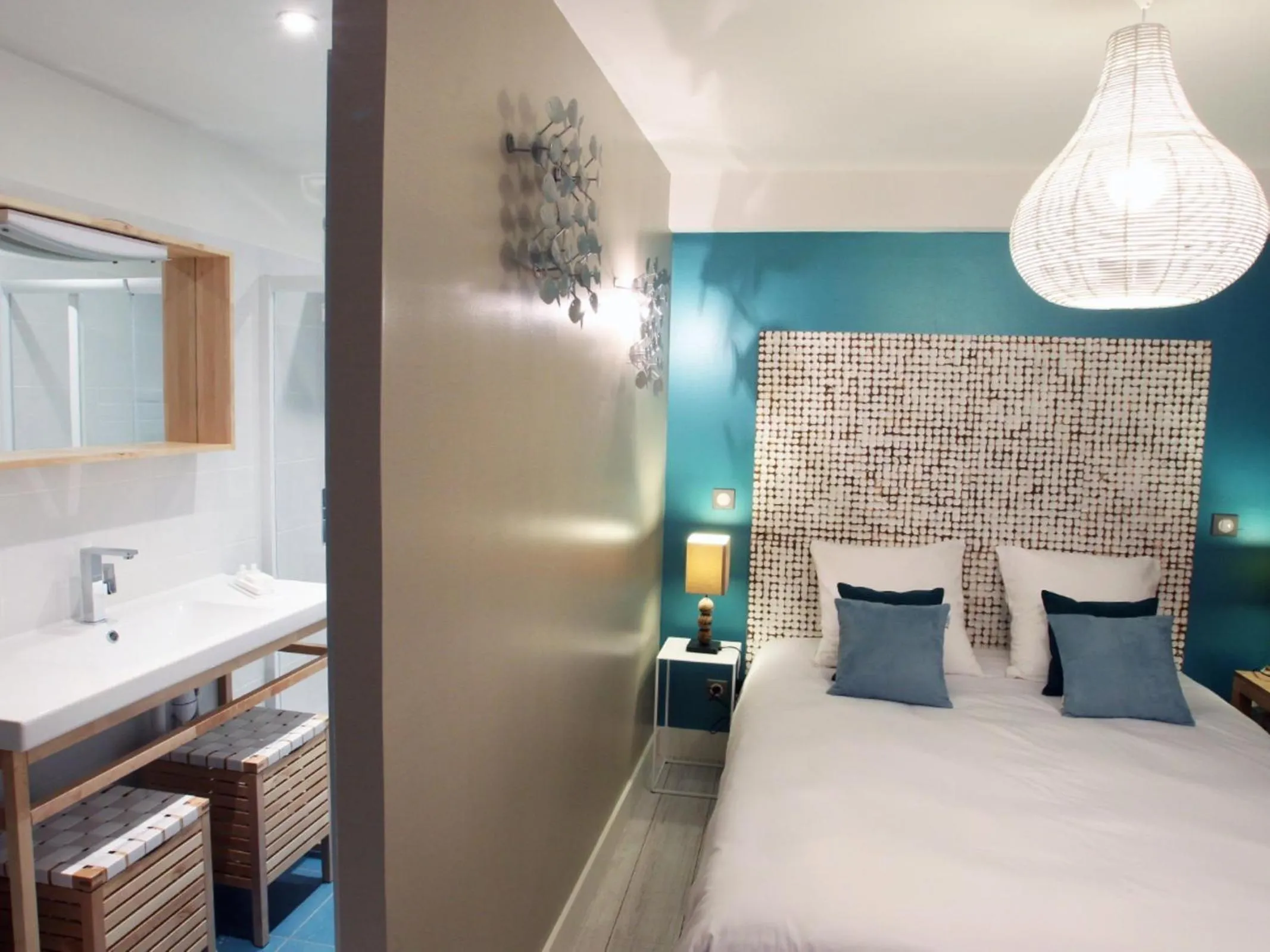 Photo of the whole room, Bed in Aux 5 Sens