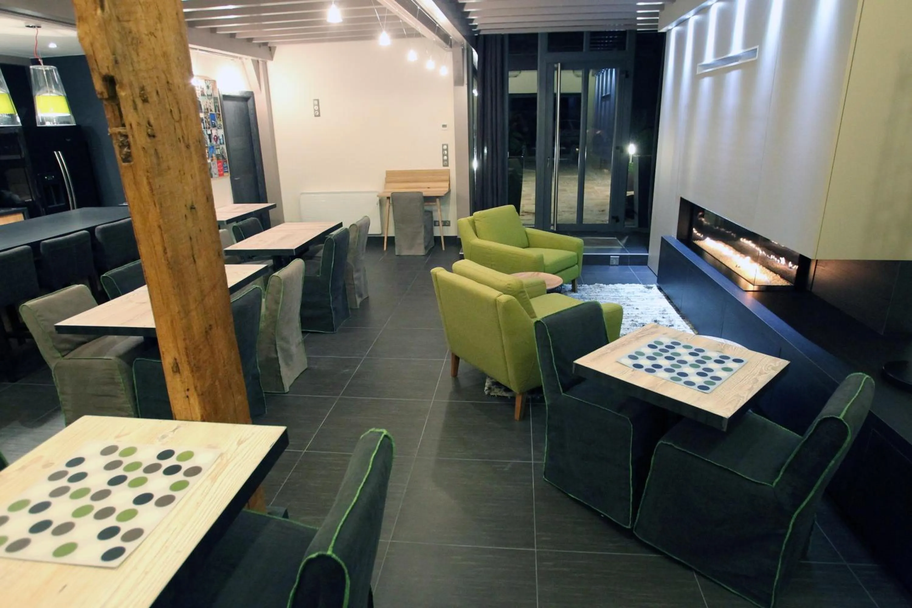 Communal lounge/ TV room in Aux 5 Sens