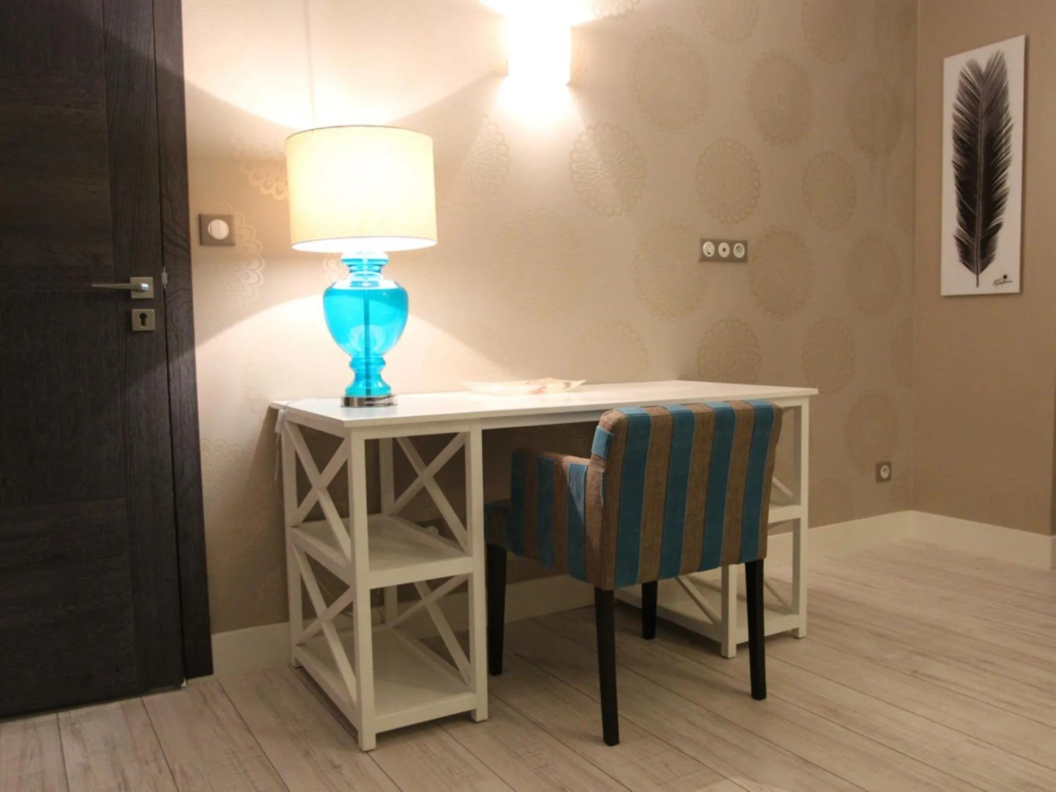 Decorative detail in Aux 5 Sens