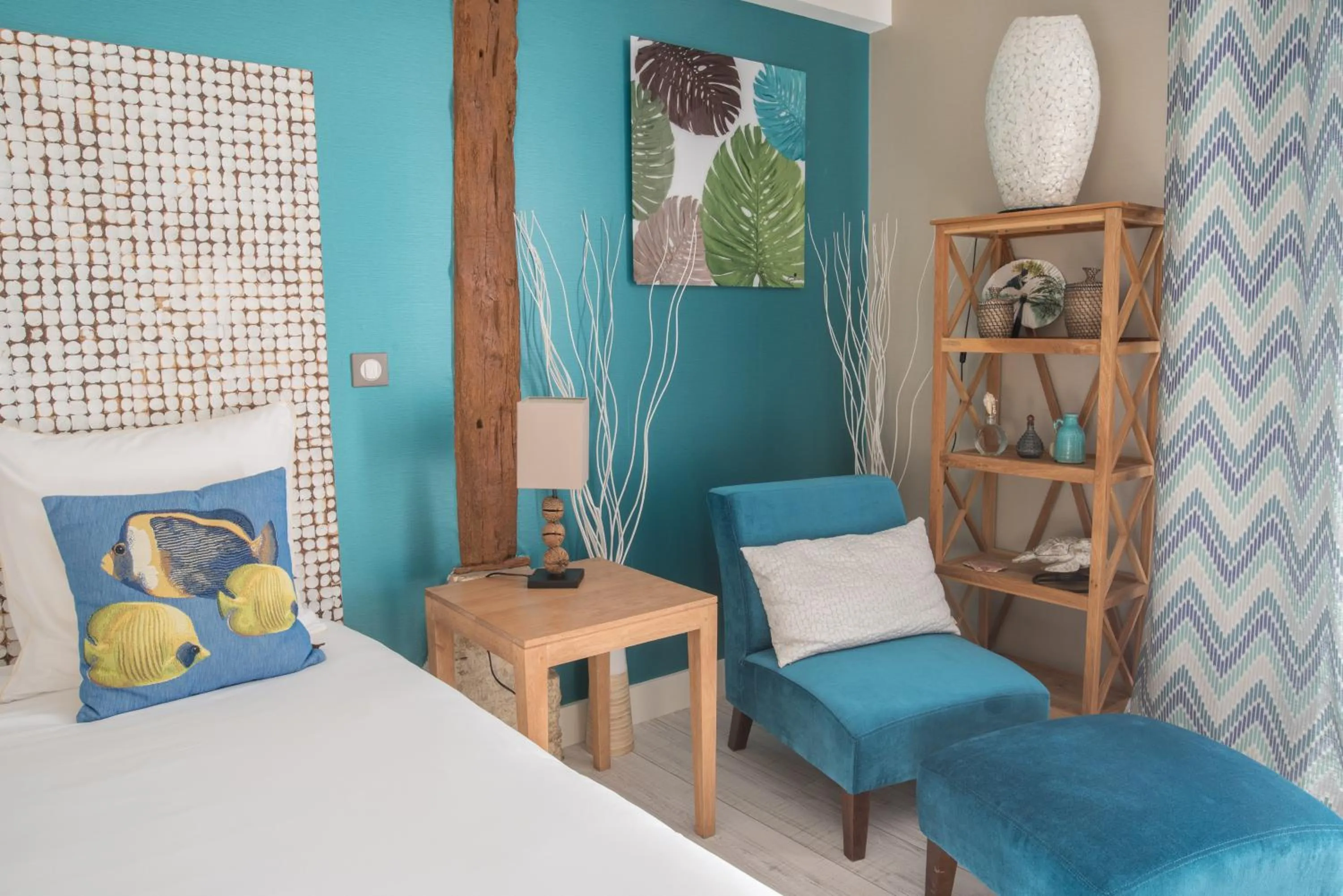 Photo of the whole room, Bed in Aux 5 Sens