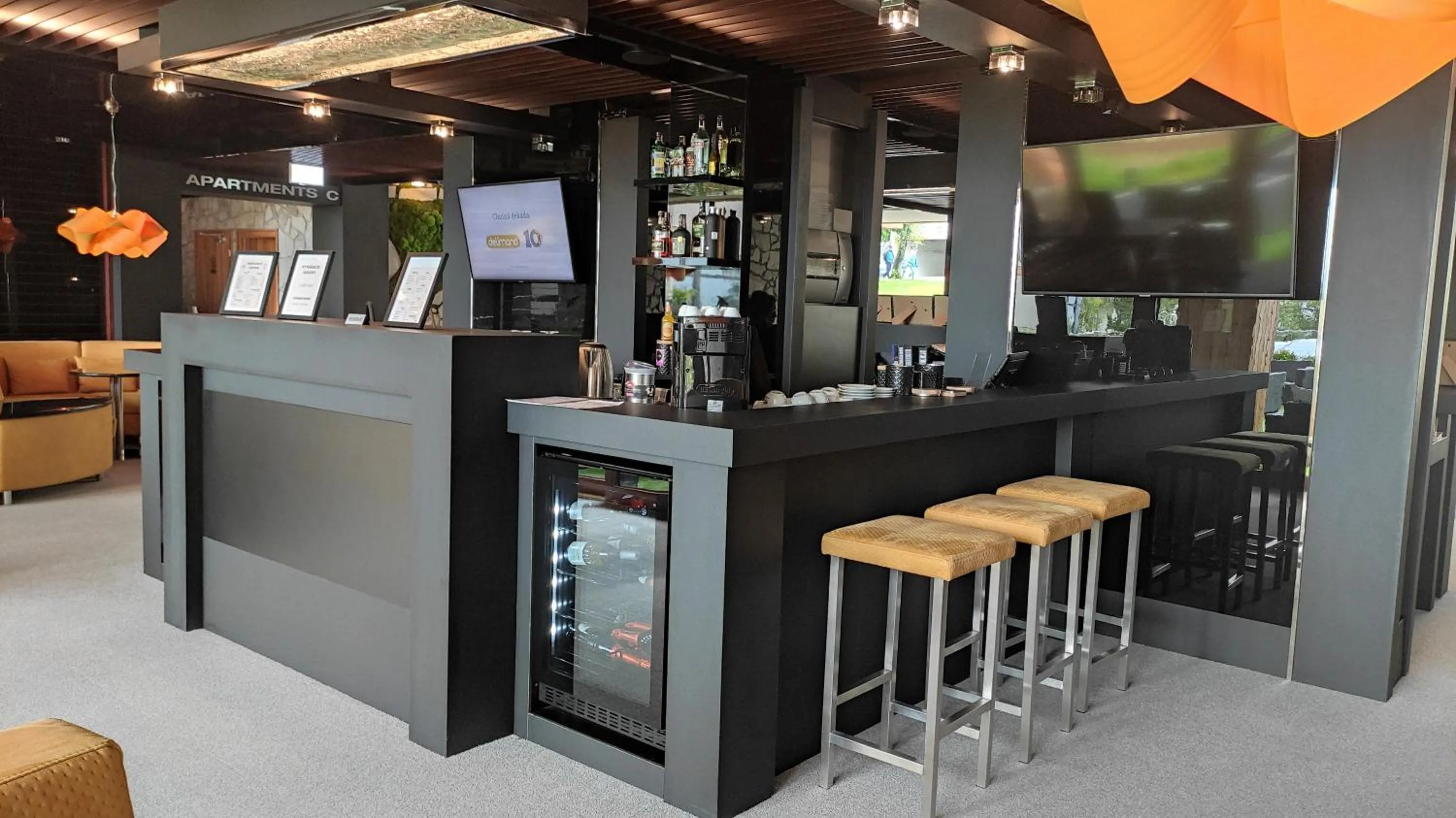 Lounge or bar in Apartmánový Hotel HREBIENOK RESORT
