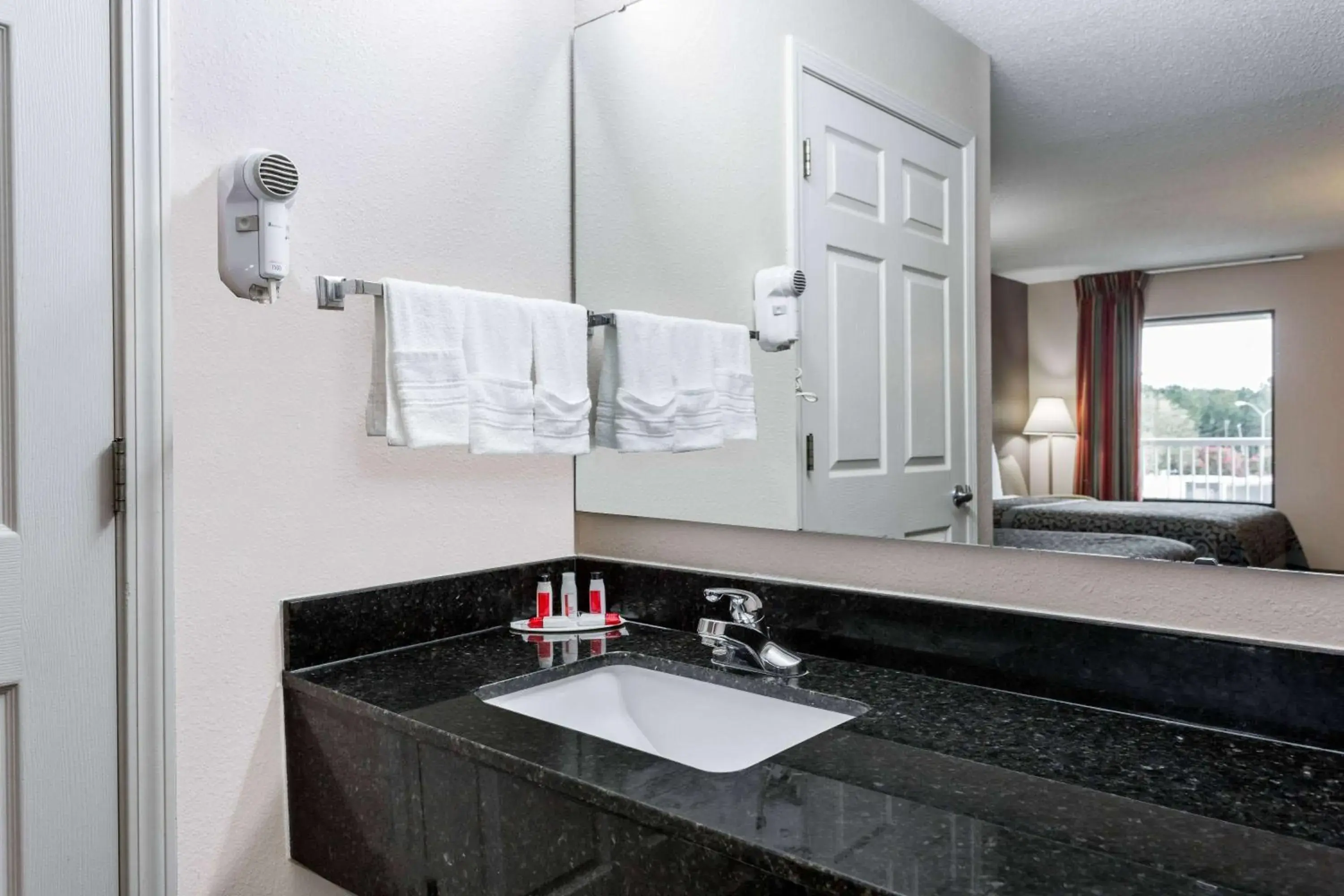 Double Room with Two Double Beds - Smoking in Days Inn by Wyndham Lugoff Double Room with Two Double Beds - Smoking in Days Inn by Wyndham Lugoff