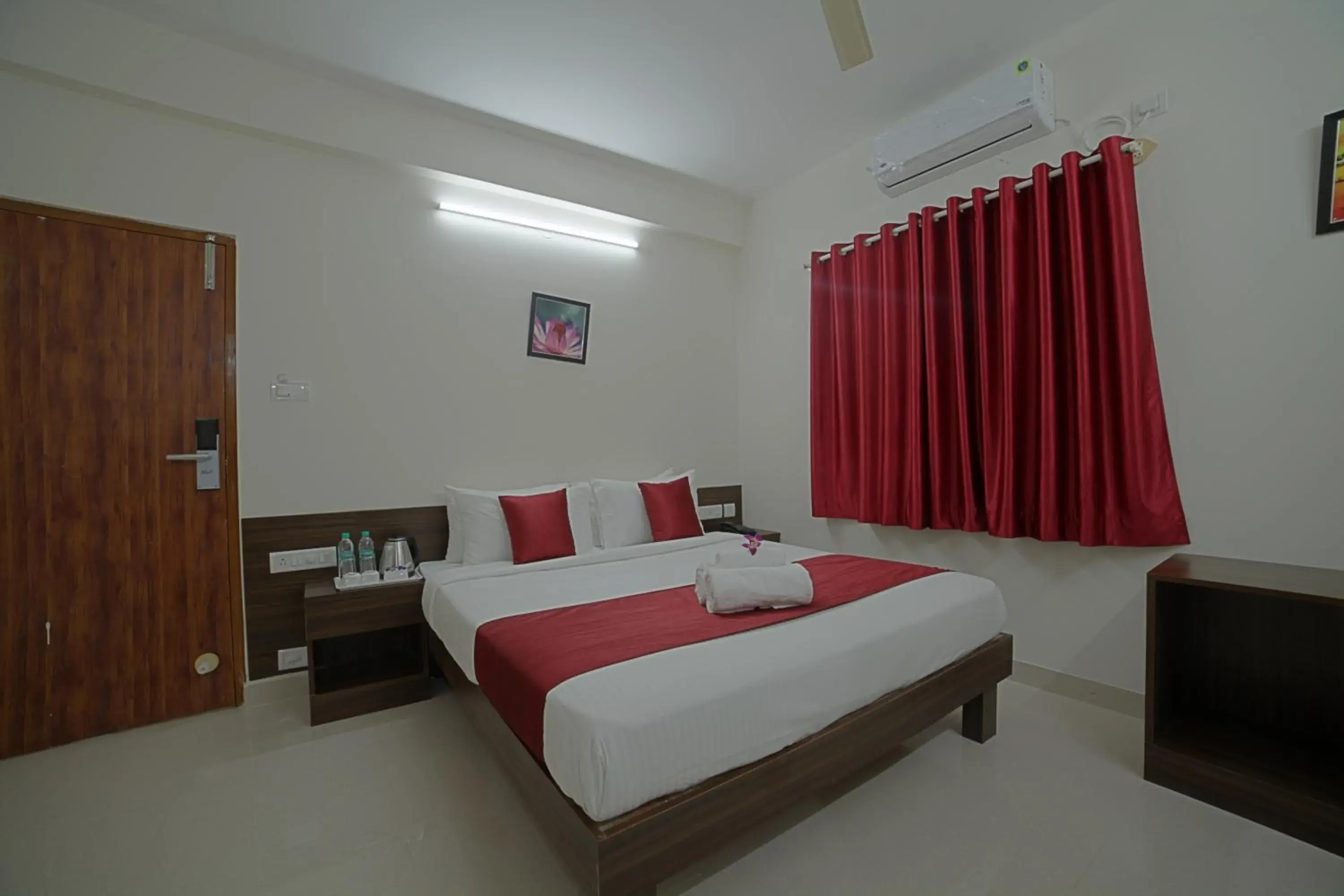 Deluxe Double Room - single occupancy in SM Royal Suites - Hotel near Kempegowda international Airport Bangalore Deluxe Double Room - single occupancy in SM Royal Suites - Hotel near Kempegowda international Airport Bangalore