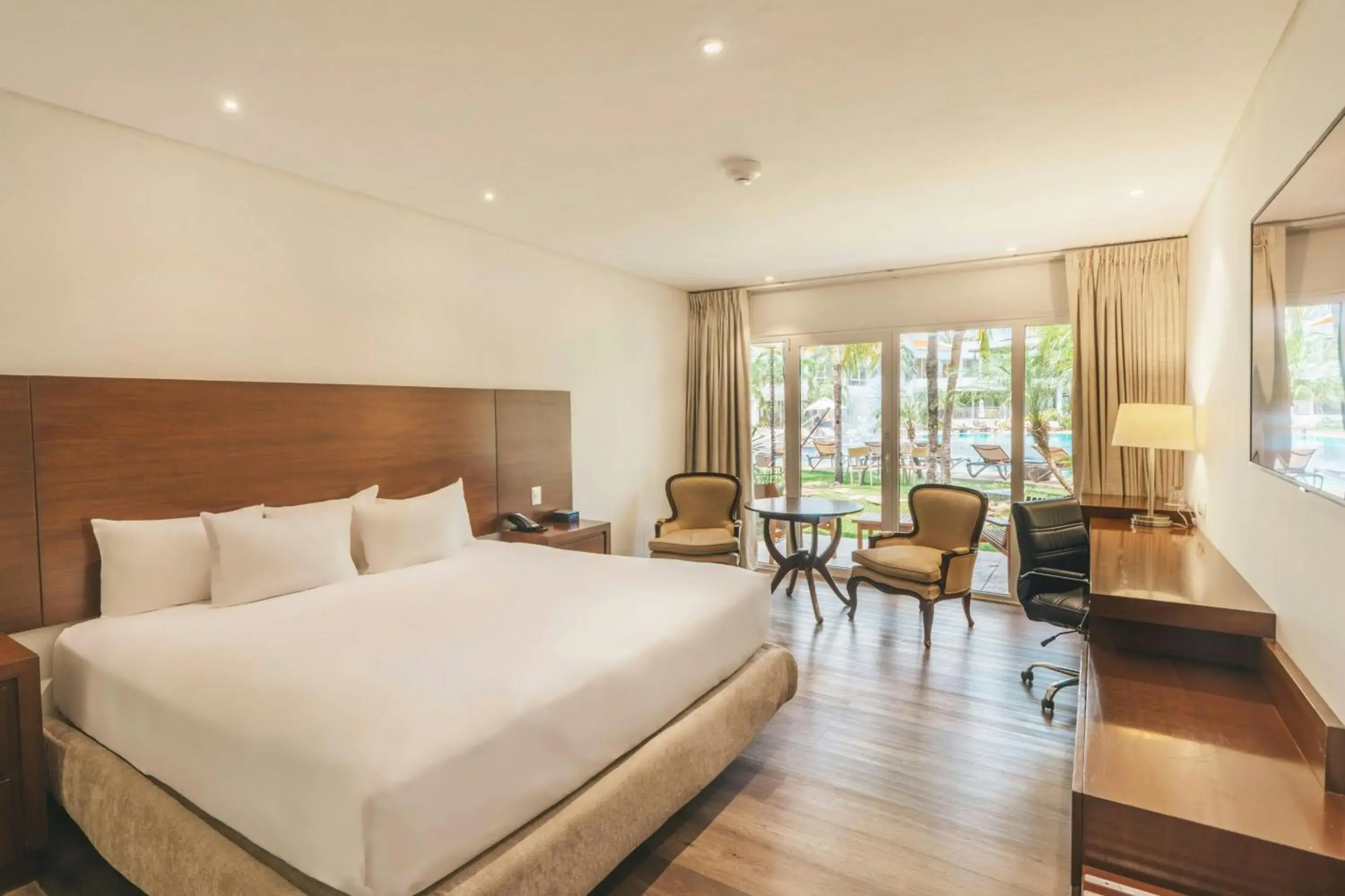 Poolside King Room in Los Tajibos, Santa Cruz de la Sierra, a Tribute Portfolio Hotel Poolside King Room in Los Tajibos, Santa Cruz de la Sierra, a Tribute Portfolio Hotel