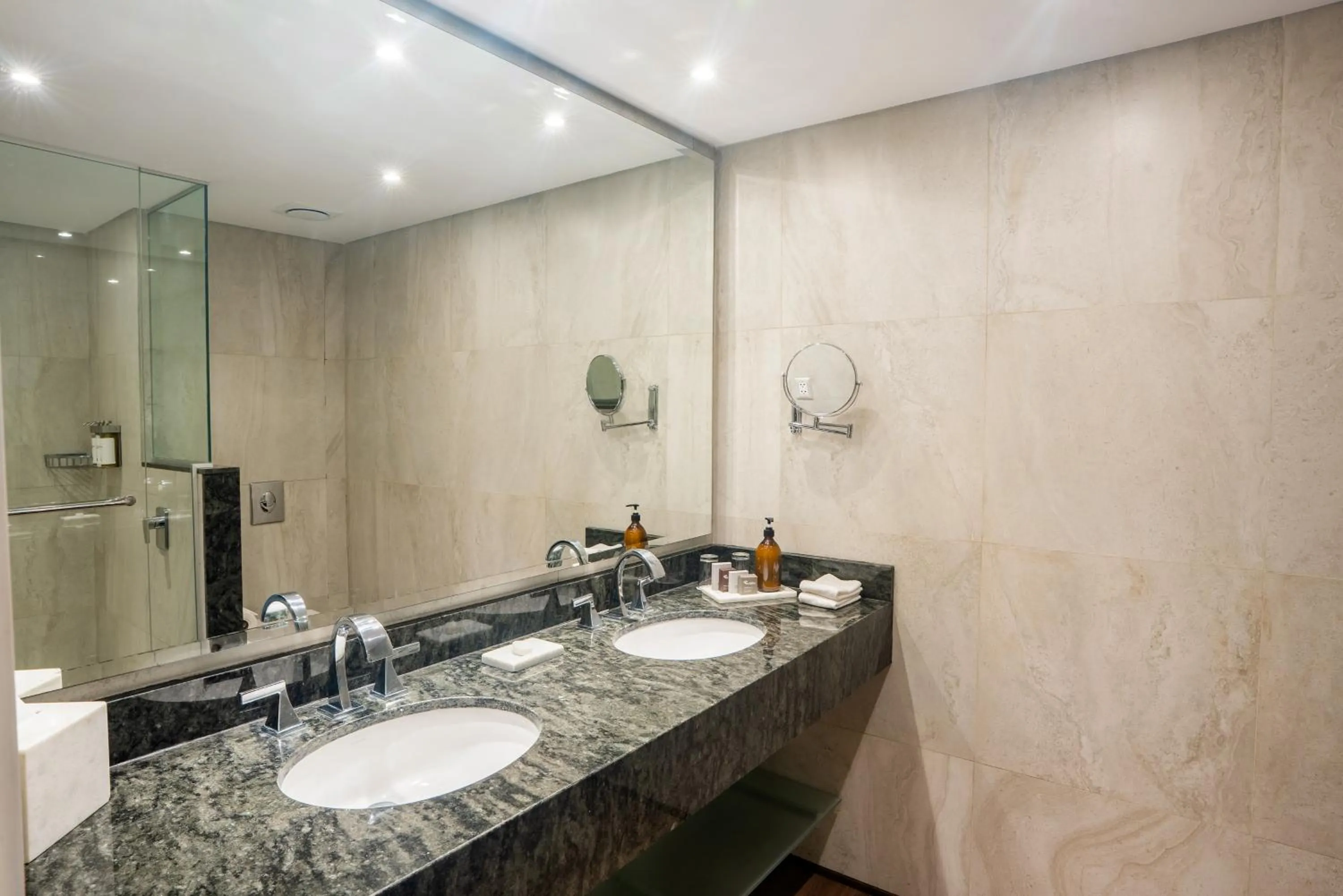 Shower in Los Tajibos, Santa Cruz de la Sierra, a Tribute Portfolio Hotel