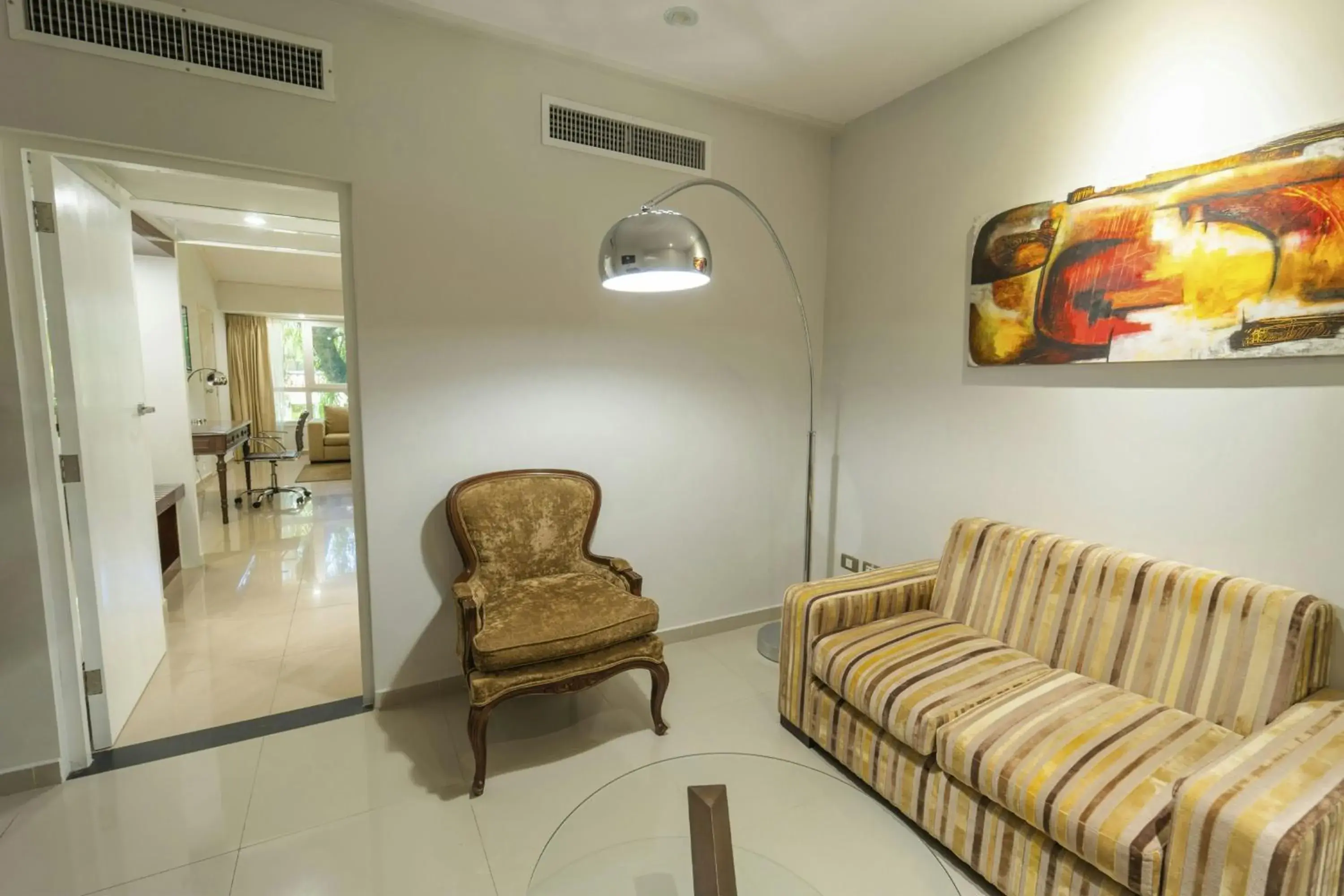 Lounge or bar in Los Tajibos, Santa Cruz de la Sierra, a Tribute Portfolio Hotel Lounge or bar in Los Tajibos, Santa Cruz de la Sierra, a Tribute Portfolio Hotel