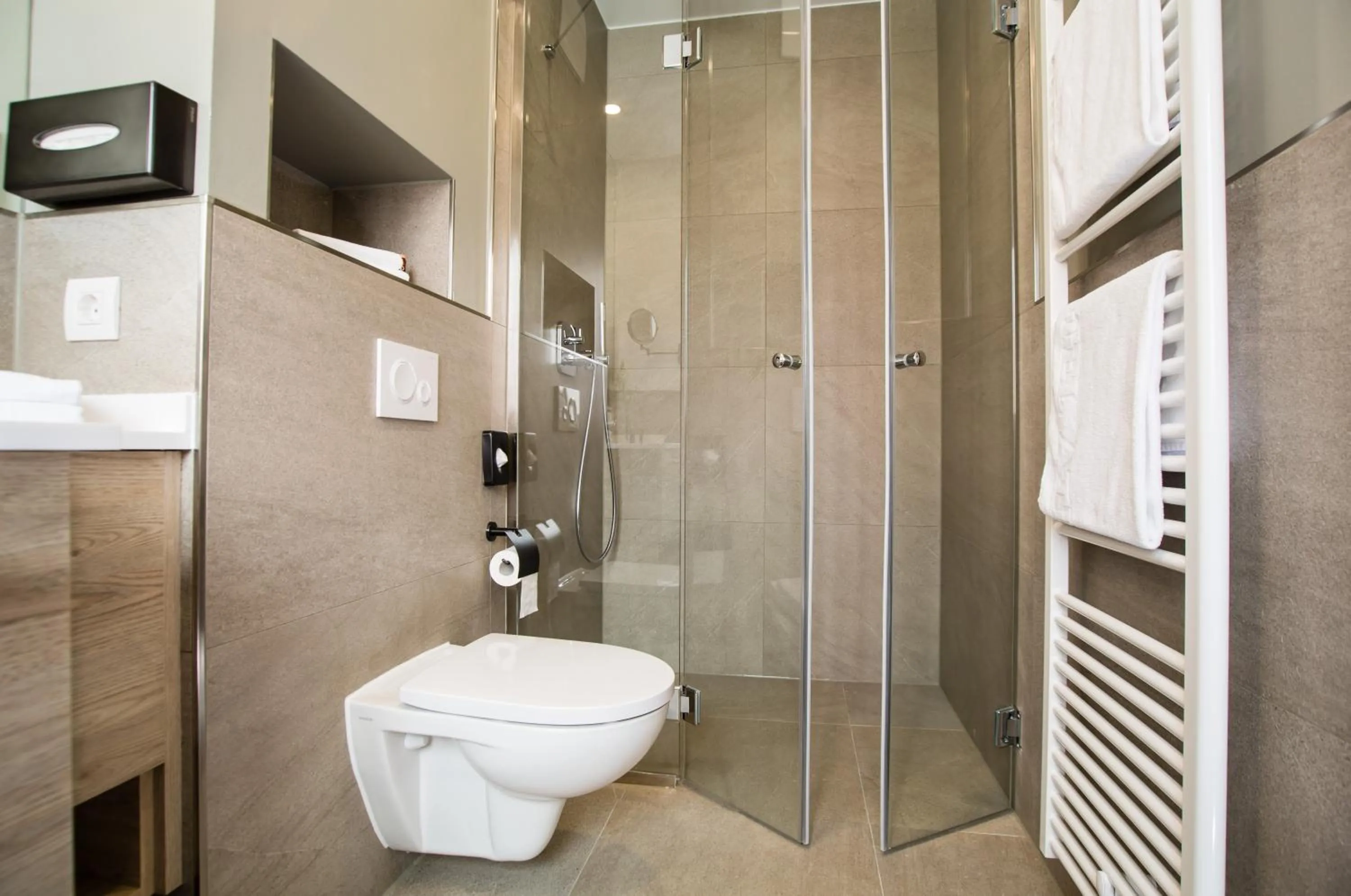 Shower in Hotel Atlas Leipzig