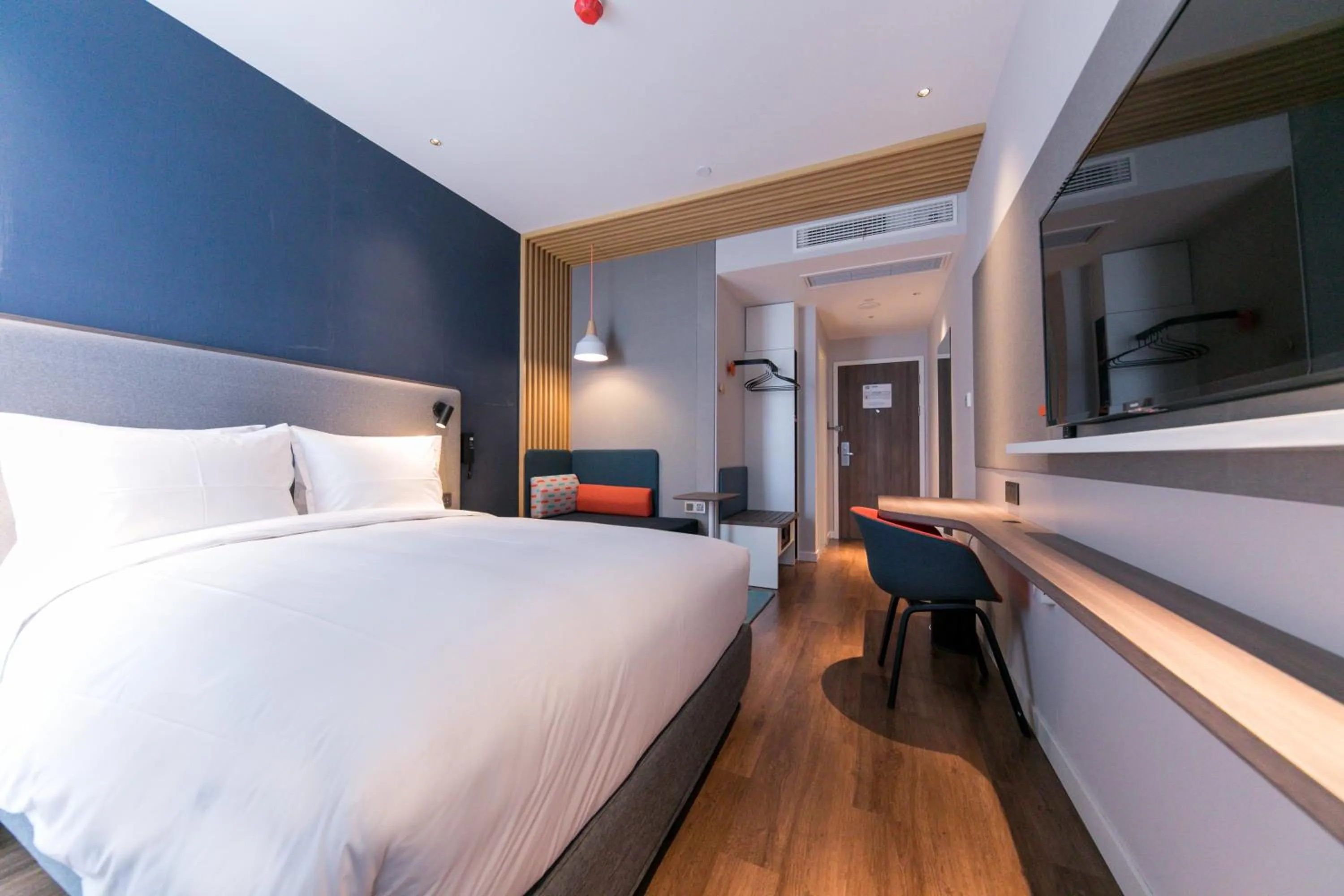 Photo of the whole room, Bed in Holiday Inn Express Shanghai Tangzhen, an IHG Hotel